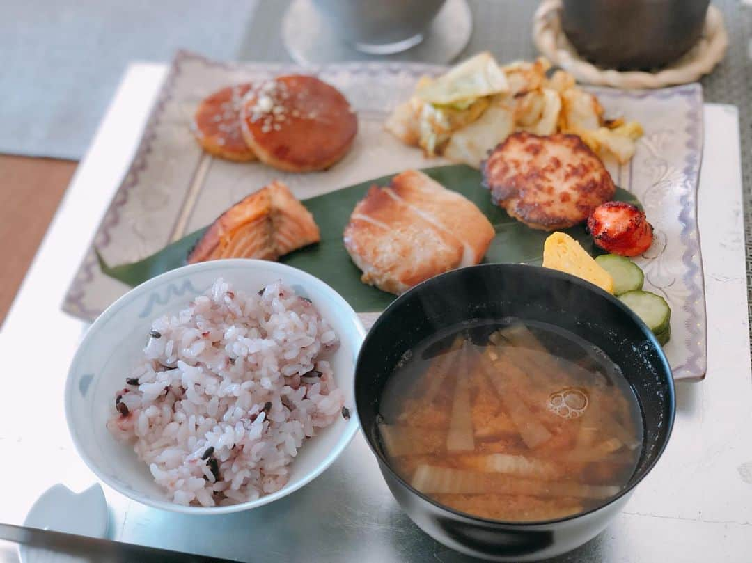 英玲奈さんのインスタグラム写真 - (英玲奈Instagram)「#今日の朝ご飯 #夫の朝ご飯 #黒米とアマランサス入りご飯  #大根の味噌汁 #鮭の塩麹漬け #豚の味噌漬け #卵焼き #長芋の照り焼き #キャベツのポン酢バター炒め #焼き明太子 #ササミ明太子焼き  #自家製胡瓜の糠漬け #豆乳スムージー #ていねいな暮らし #季節を感じる暮らし#からだにいいこと #からだにやさしいごはん #おうちごはん#夫の健康守りたい#10年後の健康の為に#無添加#無化調#オーガニック#低gi #美腸活#趣味生活#料理家#erenakitchen」3月18日 9時30分 - erena_erenyan