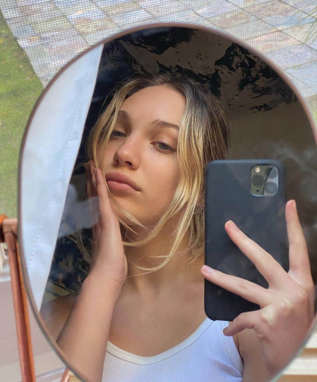 マディー・ジーグラーさんのインスタグラム写真 - (マディー・ジーグラーInstagram)「recharging」3月18日 9時29分 - maddieziegler