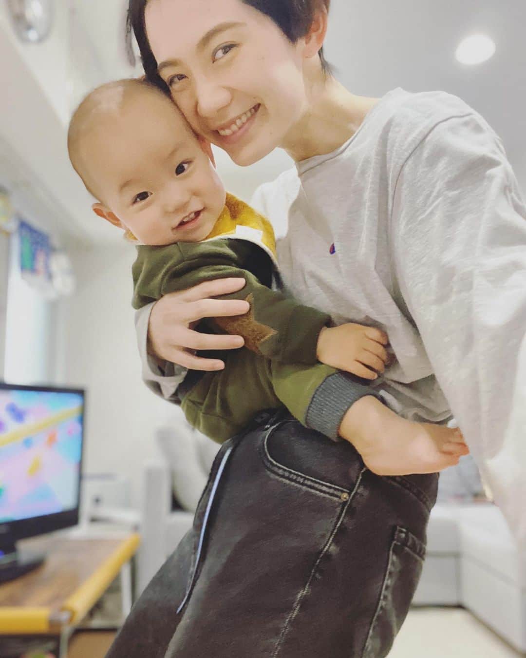 平山奈美のインスタグラム：「最近はcoco melonのYouTubeがお気に入り🍈 声を出して笑って沢山笑顔を見せてくれるようになってきた 昨日より今日、今日より明日、もっともっと愛おしい . そしてそろそろトレーニングしなきゃ、、 筋力つけないと息子が重たい。 .  ps.お家の生活感すみません(ダッカールつけっぱです) .  #ダッカール #自宅待機 #保育園お休み #親子 #息子 #ママ #ママコーデ #ボーイッシュ #男の子 #男の子ママ #生活感 #ラフコーデ #デニム #スエット #ショートヘア #ハンサムショート #おハゲちゃん #にこにこ #抱っこ #ハグ #1歳 #10kg #休日の過ごし方 #赤ちゃんのいる暮らし #育児記録 #youtube  #cocomelon #love #baby #boy」