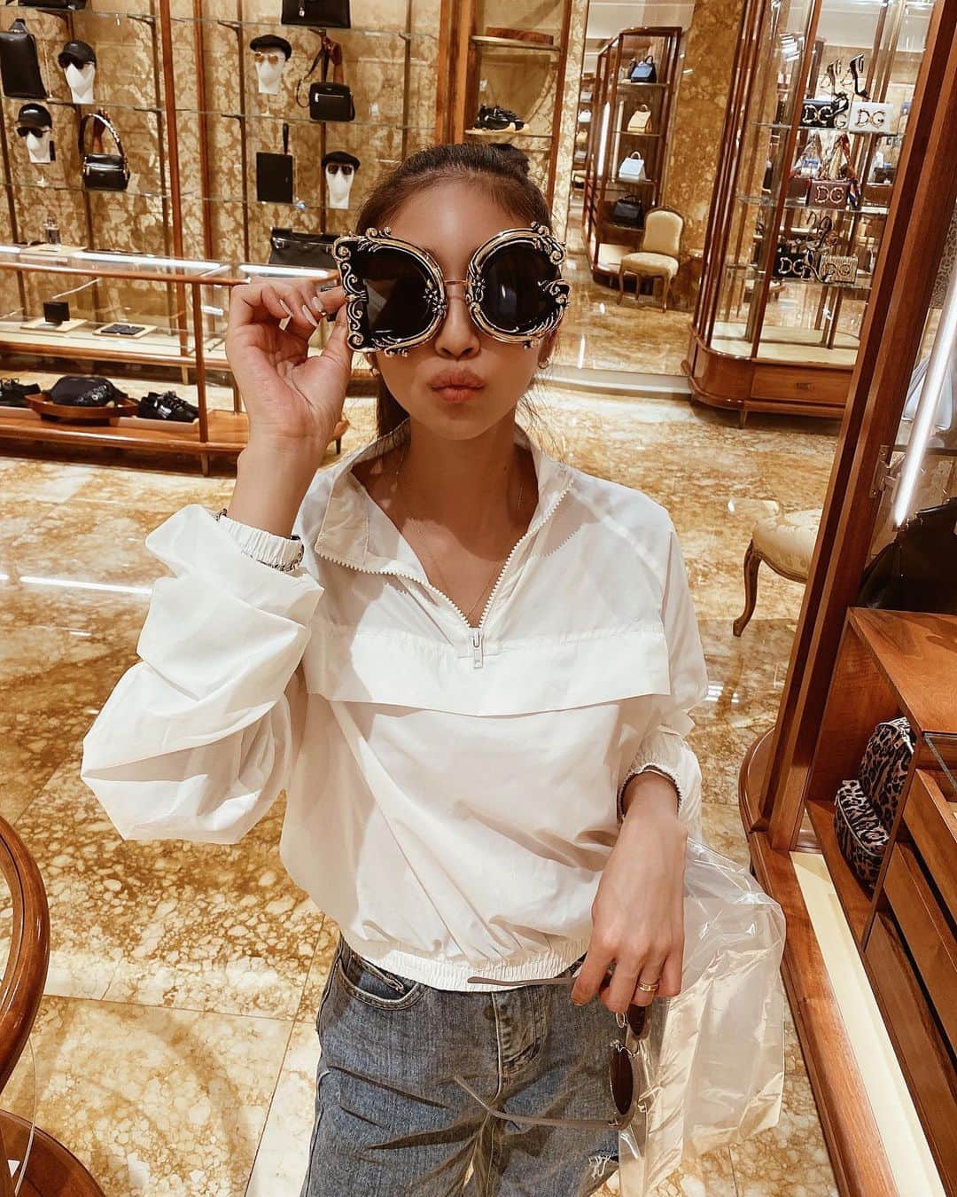 佐藤あずみのインスタグラム：「似合う？ . #hawaii #travel #japanesegirl #alamoana #alamoanacenter #ハワイ #旅行 #アラモアナ #アラモアナショッピングセンター #ドルガバ」