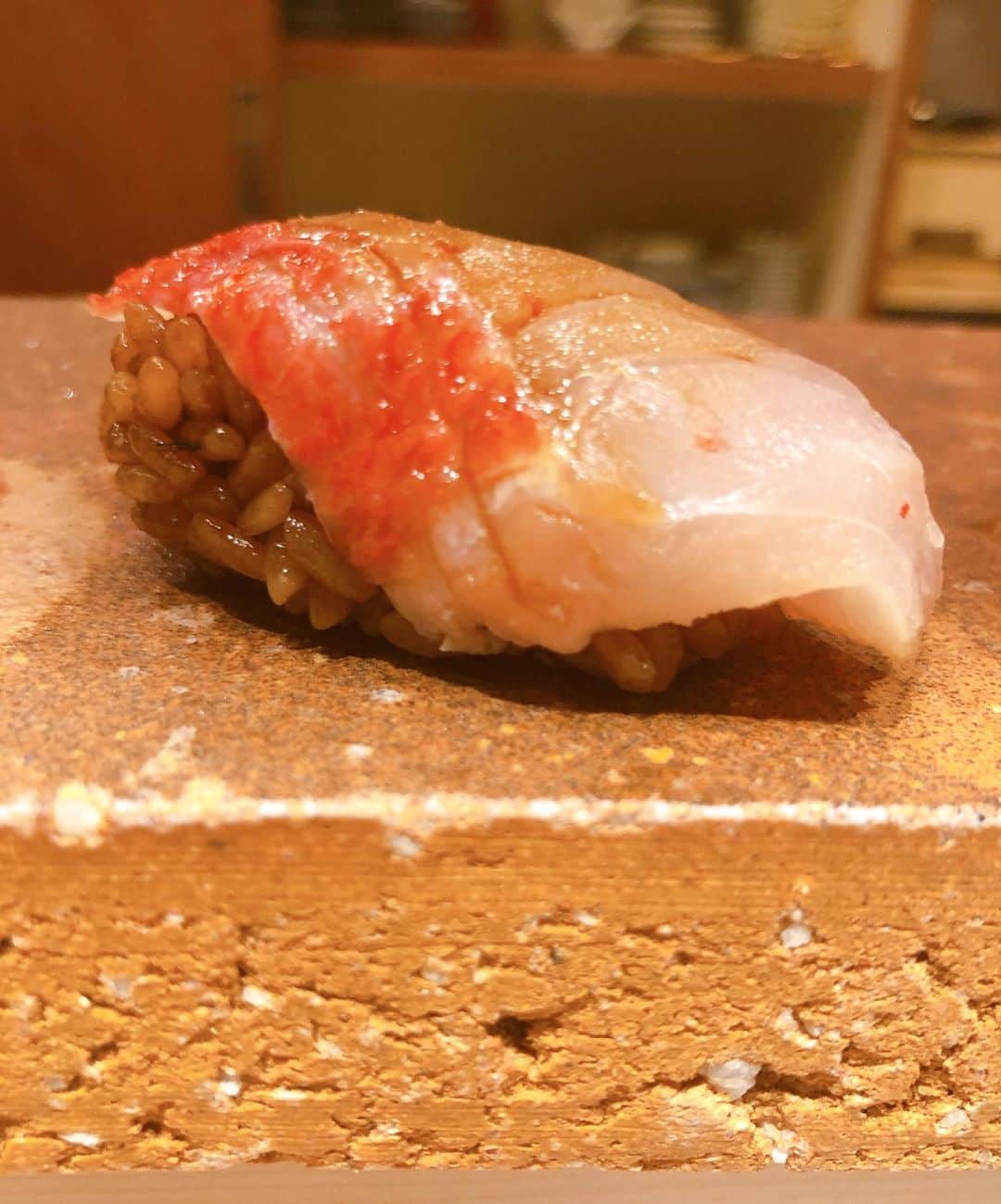 越野矢素子さんのインスタグラム写真 - (越野矢素子Instagram)「美味しいお鮨が食べたくて北新地まで恵子さんと行って来ました🚗 『ゆうじろう』さんは江戸前で赤酢のお鮨ですが、赤酢がまろやかでシャリがとても美味しかったです✨ ネタもよそでは食べれない様な貴重な物が多く感動しながら頂きました。 私の大好きなトロたくも海苔が良い物を使っておられるから最高に美味しかったです❤️ 写真が収まりきらないから、もう一回投稿します笑  @sushi_yujiro  #北新地鮓ゆうじろう#北新地#北新地鮨#江戸前鮨」3月18日 9時50分 - loversyaso