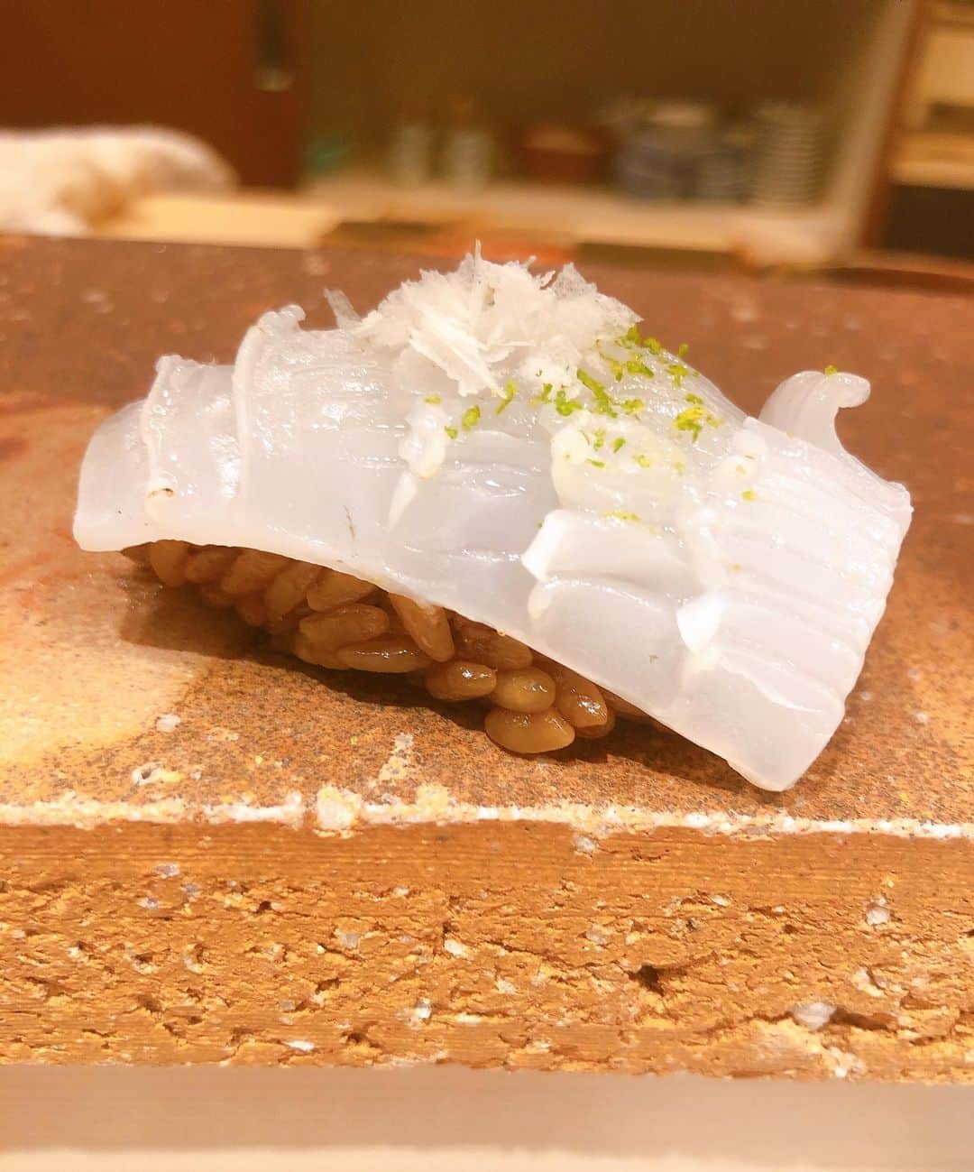 越野矢素子さんのインスタグラム写真 - (越野矢素子Instagram)「美味しいお鮨が食べたくて北新地まで恵子さんと行って来ました🚗 『ゆうじろう』さんは江戸前で赤酢のお鮨ですが、赤酢がまろやかでシャリがとても美味しかったです✨ ネタもよそでは食べれない様な貴重な物が多く感動しながら頂きました。 私の大好きなトロたくも海苔が良い物を使っておられるから最高に美味しかったです❤️ 写真が収まりきらないから、もう一回投稿します笑  @sushi_yujiro  #北新地鮓ゆうじろう#北新地#北新地鮨#江戸前鮨」3月18日 9時50分 - loversyaso