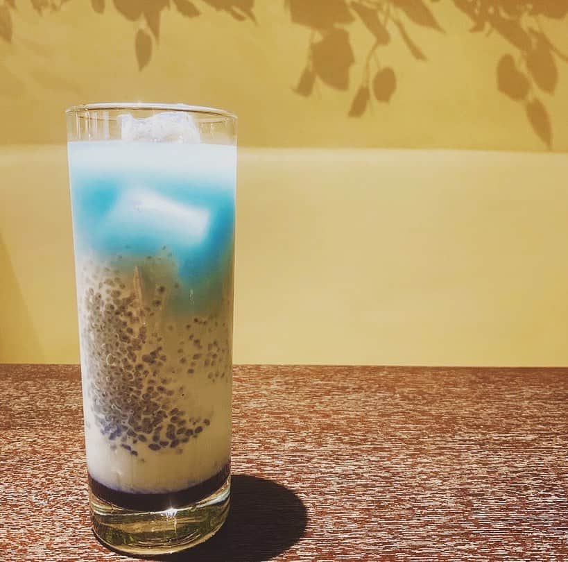 宮前真樹さんのインスタグラム写真 - (宮前真樹Instagram)「#mnatureaoyama  週の真ん中水曜日！ エムナチュール変わらず営業しています。 バジルシードドリンク人気です！ 1番はバタフライピーの青いミルクティー。 タピオカを飲み慣れている子達にも 飲みやすくて美味しい！！と好評です。 #タピオカに飽きたらこれ  #バジルシードドリンク #バタフライピー #青いミルクティー バジルシードはオメガ3や食物繊維 ビタミンミネラルも摂れると注目のスーパーフード。 青色は天然色素なので安心ですよ。 楽しく美味しくカラダにちょっと良い感じ♡ @caferestaurantmnature  そして今週はオムライスウィークです！ エムナチュ人気メニューのオムライス いつもは週1日の日替わりランチですが 今週は毎日オムライスがランチに登場！ ソースとご飯の味は日替わりです。 エムナチュインスタで色々更新しています！ フォローもして貰えると私が喜びます♡ #エムナチュール #ご来店お待ちしております  渋谷区渋谷2-2-3ルカビル2 B1 青山学院大学西門の近くです。」3月18日 10時00分 - miyamaemaki0116