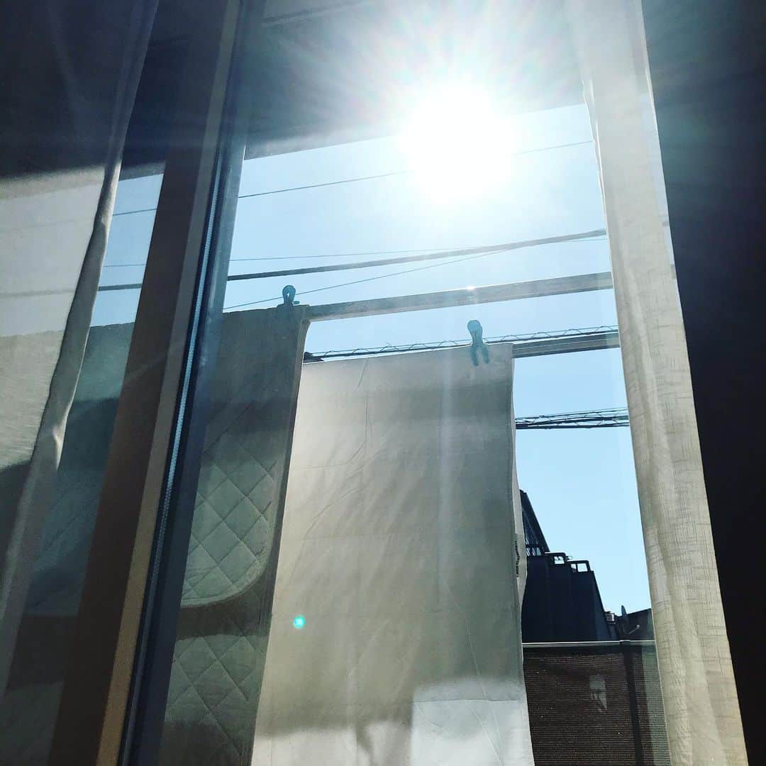 のインスタグラム：「. 洗濯日和〜🌞 とりあえず、掛け布団カバーとシーツを洗いながら、中身と下のを天日干し！！！ 花粉は…パンパンすれば大丈夫っしょ👌 . . . #洗濯日和 #洗濯大好き #なんて気持ちいいんだ #ゴルフ日和とも言う #やっぱ晴れてるとテンション上がる #用も無いのに #無駄に早起き #早起きは三文の徳 #素敵な1日を」