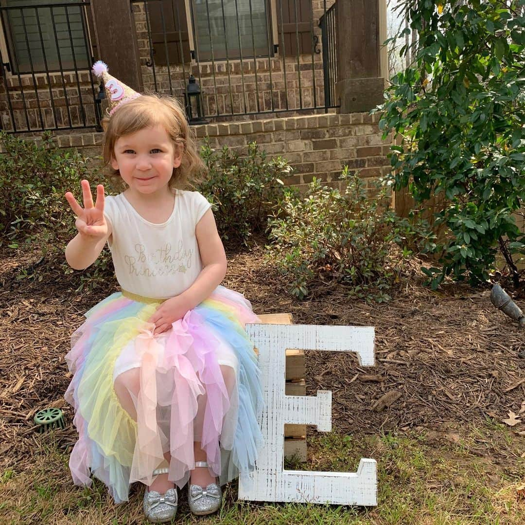 ブラッド・グザンさんのインスタグラム写真 - (ブラッド・グザンInstagram)「Wow, where has the time gone!  Can’t believe this princess of ours is 3 already!  Happy birthday to our sweet, kind, beautiful, and smart little girl! We love you so much!  #stpaddysdaygirl  PS: hope everyone is staying safe」3月18日 10時05分 - bguzan