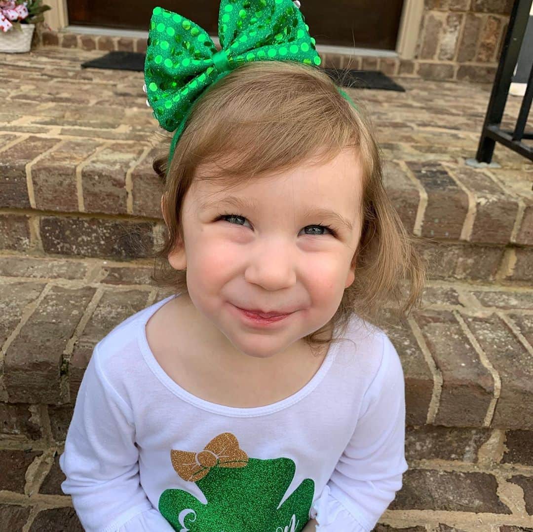 ブラッド・グザンのインスタグラム：「Wow, where has the time gone!  Can’t believe this princess of ours is 3 already!  Happy birthday to our sweet, kind, beautiful, and smart little girl! We love you so much!  #stpaddysdaygirl  PS: hope everyone is staying safe」