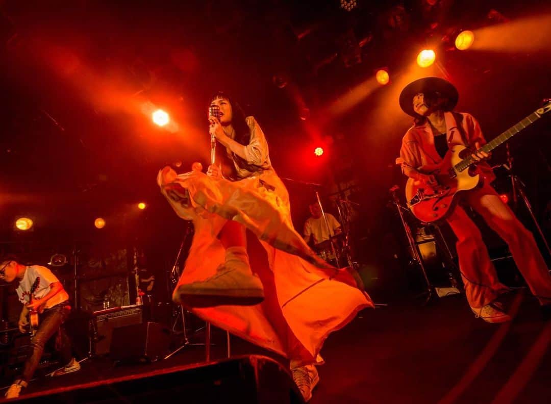 紗羅マリーさんのインスタグラム写真 - (紗羅マリーInstagram)「ステージ降りたら、皆んなの顔って柔らかい🤤 渋谷クワトロのおもひで 📸 @yukiko_ono  @learnersband」3月18日 21時13分 - saramary12