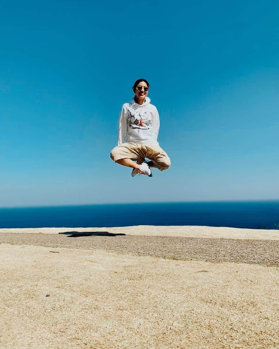 Rihwaさんのインスタグラム写真 - (RihwaInstagram)「I'm living on this planettttt!!!!!!!!!!💙🦋🌍 Our fresh air is so beautiful. The blowing winds calm my heart. ********* 今日したいと思ったことは、青空と笑顔のシェアです！🌞 綺麗だったね、今日の空！！！！✌🏽 #Rihwa  #空中浮遊 #jump #bluesky #青空 #ocean #海 #intheair #levitation  #levitate #levitatelikeRihwa」3月18日 21時13分 - rihwa_official