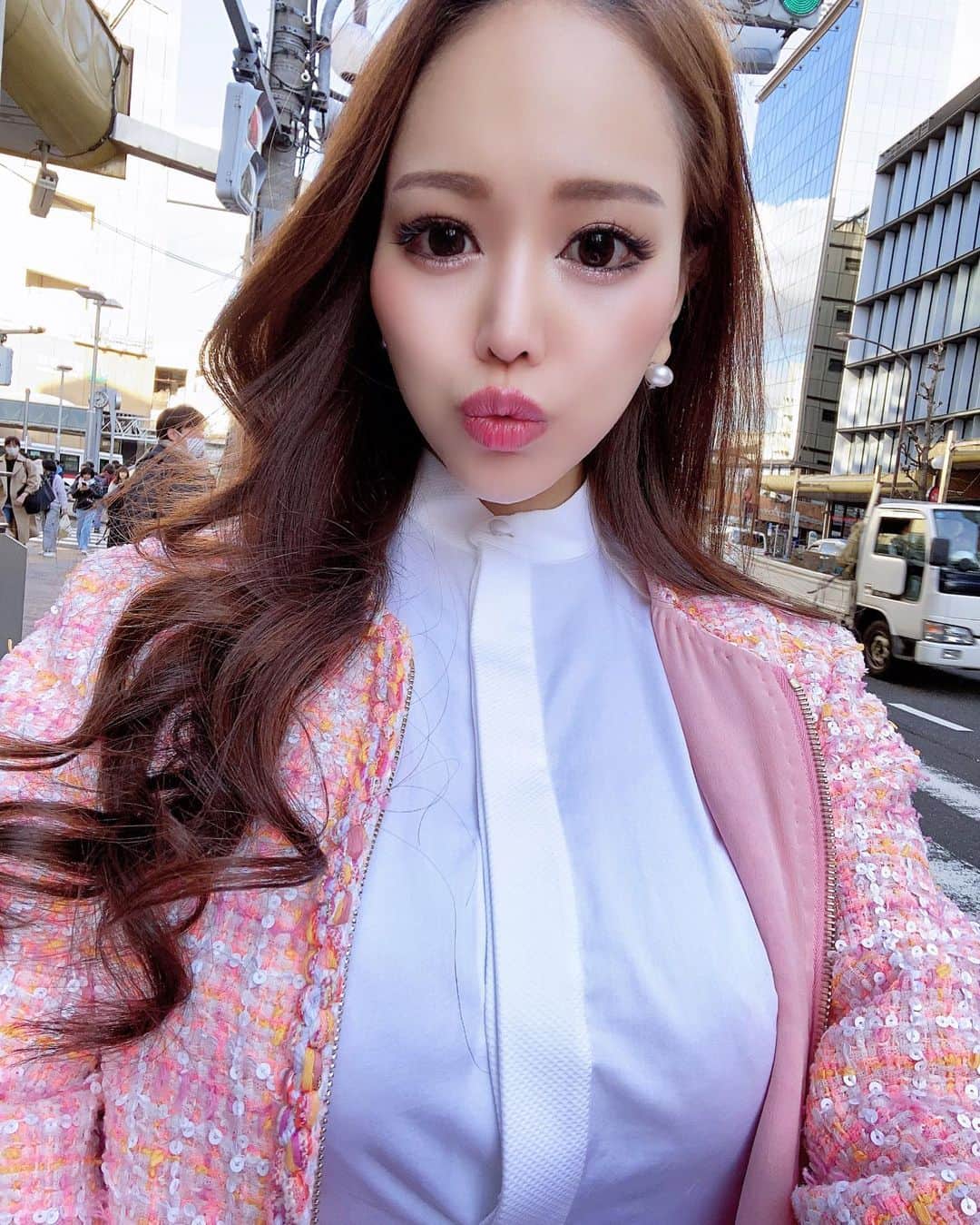のインスタグラム：「. タクシーこないなぁ🧐のかお🙃 春は白いブラウスが着たくなるよね💕 .  #fabric #新宿ファブリック #ファブリック #ラウンジ #キャバクラ #キャバ嬢 #歌舞伎町 #歌舞伎町キャバ嬢 #桜ゆみ #移籍」