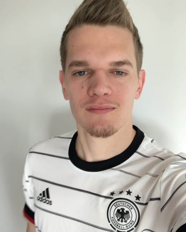 のインスタグラム：「Hallo Deutschland, der Fußball steht momentan still -  die Gesundheit der Menschen und die Eindämmung des Virus über allem. Wir sehen aber, dass einige von euch nicht stillstehen, nicht stillstehen dürfen. Wir sehen Euren Einsatz und das Engagement da draußen. Wir sehen, wie Ihr Euch gegenseitig unterstützt, Euch gegenseitig helft. In den Krankenhäusern, den Altenheimen, in den Supermärkten und den Treppenhäusern, von Nachbar zu Nachbar. Das ist großartig! Nie war Solidarität wichtiger als heute. Wir als Mannschaft wollen unseren Teil beitragen und helfen. Deshalb haben wir uns entschieden, 2,5 Mio. Euro als Soforthilfe zur Verfügung zu stellen. Jede Geste, jede Hilfe zählt. Wir alle sind mehr gefordert denn je. Bleibt gesund und passt auf Euch auf! Eure Mannschaft @dfb_team @wirhelfen.eu」