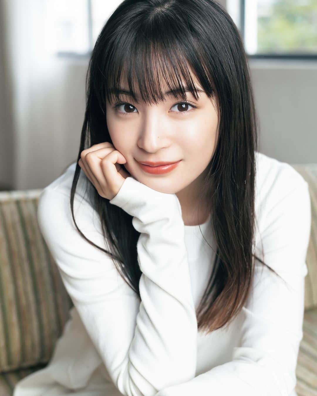 週刊少年マガジンのインスタグラム：「#週刊少年マガジン 16号の表紙・巻頭グラビアは #広瀬すず さん。 主演映画『 #一度死んでみた 』の見どころインタビュー付き！  撮影 / 藤本和典 スタイリング / 三浦真紀子 ヘアメイク / 菅野綾香 デザイン / 坂上和也（ banjo ）」