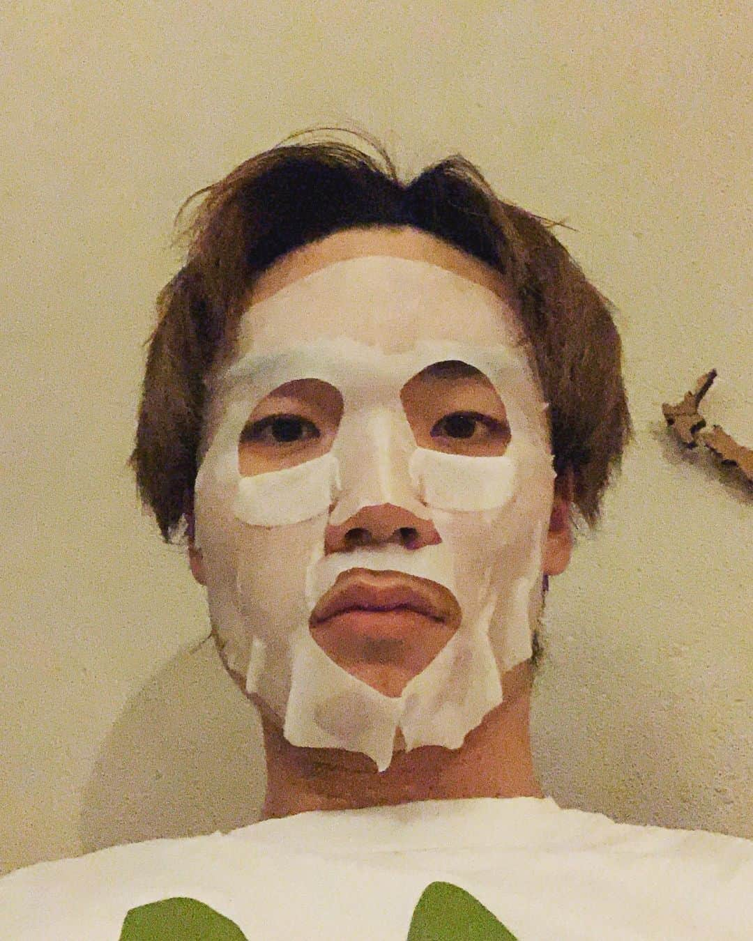 板倉滉さんのインスタグラム写真 - (板倉滉Instagram)「パックと板倉 Beauty mask and Itakura  これ目のとこ閉じる人どんくらいいるんだろ。  #パック #美容」3月18日 19時44分 - kouitakura