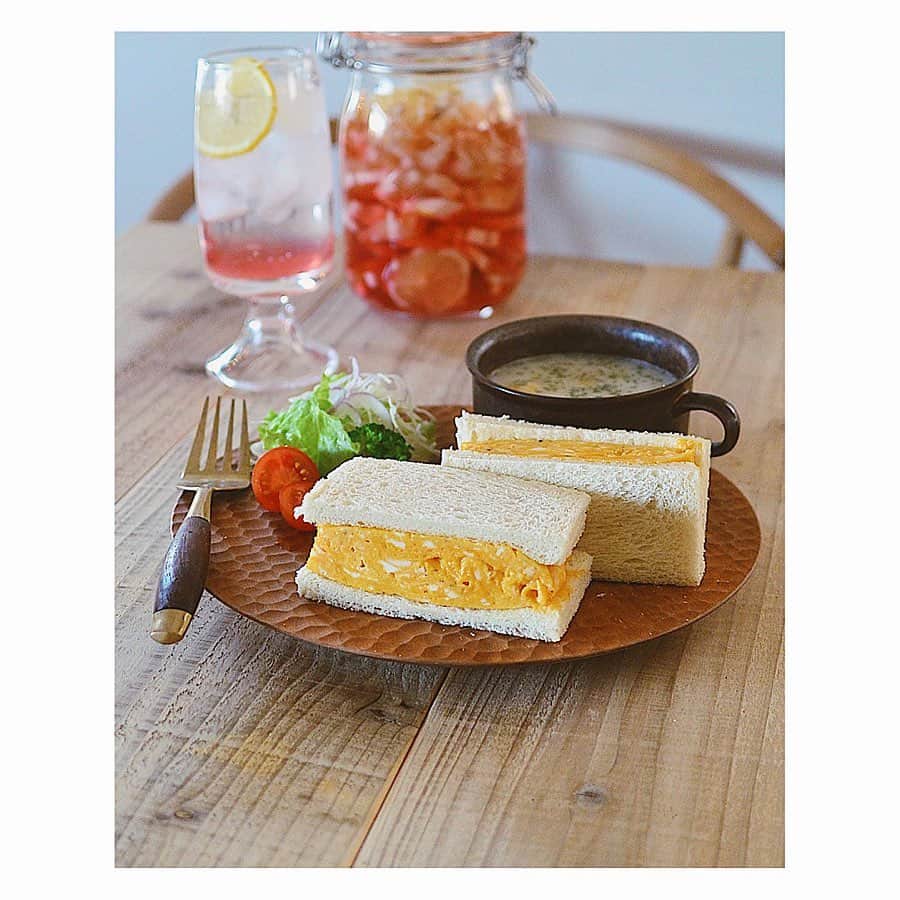 Natsuko Motoiさんのインスタグラム写真 - (Natsuko MotoiInstagram)「お昼に #タマゴサンド  #ピンクレモネード はまだ完成してないけど味見。 パンの耳は揚げパンに。 . . . . . #お昼ごはん #ランチ #サンドイッチ #うつわ #自家製レモネード #ワンプレート #lunch #sandwich #lemonade #homemade #igersjp #フーディーテーブル #wp_deli_japan #おうちごはん #おうちカフェ  #おうちごはんlover」3月18日 19時48分 - natsu_motoi