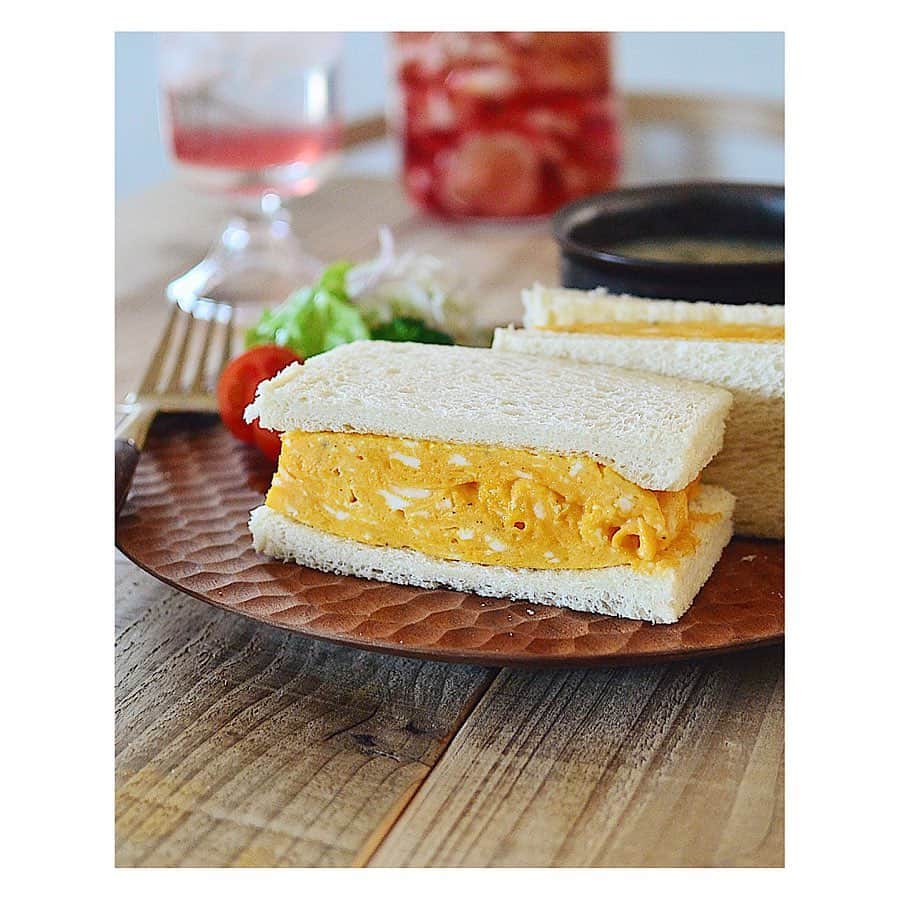 Natsuko Motoiのインスタグラム：「お昼に #タマゴサンド  #ピンクレモネード はまだ完成してないけど味見。 パンの耳は揚げパンに。 . . . . . #お昼ごはん #ランチ #サンドイッチ #うつわ #自家製レモネード #ワンプレート #lunch #sandwich #lemonade #homemade #igersjp #フーディーテーブル #wp_deli_japan #おうちごはん #おうちカフェ  #おうちごはんlover」