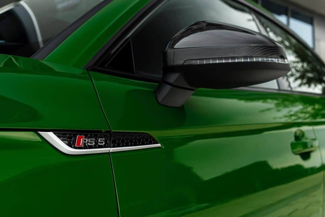 アウディ ジャパンさんのインスタグラム写真 - (アウディ ジャパンInstagram)「街行く人々の服のみならず、様々なものを緑色に変えて楽しむアイルランドの祝祭「St. Patrick's Day」。 町中が緑に染まる中でも、Audi RS 5 Sportbackのソノマグリーンが、確かな存在感を放ちます。  #Audi #RS5 #Sportback #AudiRS5 #アウディRS5 #Audijapan #アウディ #carwithoutlimits #carsofinstagram #Audiworld #Audigenic #車好きな人と繋がりたい #StPatricksDay ※画像は海外仕様車です。」3月18日 20時00分 - audijapan