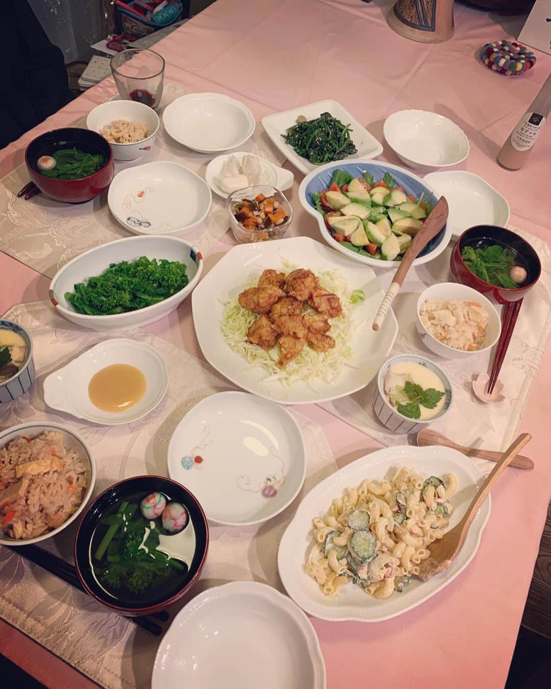 瀬間友里加のインスタグラム：「Happy birthday to Mom👩ちょっと前に母の還暦誕生日お祝🎂本当はご飯食べに行く予定だったけど外出を控え、お家で手料理を作ってお祝い🥂 私が小さい頃からずっとお仕事を頑張ってる母には感謝の気持ちでいっぱい💓 母みたいになれるように頑張ろう •唐揚げ•菜の花の酢みそ和え•マカロニサラダ•筍ご飯•お吸い物•ほうれん草の胡麻和え•サラダ🥗両親の手料理にはまだまだ程遠いけどやっぱりおうちでご飯が食べたいねっていうおうち目指して頑張ります🙋‍♀️そして最近ピザ職人になりつつある父🍕お店のピザになってきた😍笑 当たり前の生活が今はとても幸せなことなんだなって思える今日この頃。不安が続く毎日ですが早く日常の生活に戻りますように🙏✨ #happybirthdaymom #homecooking #dinner #お誕生日おめでとう」