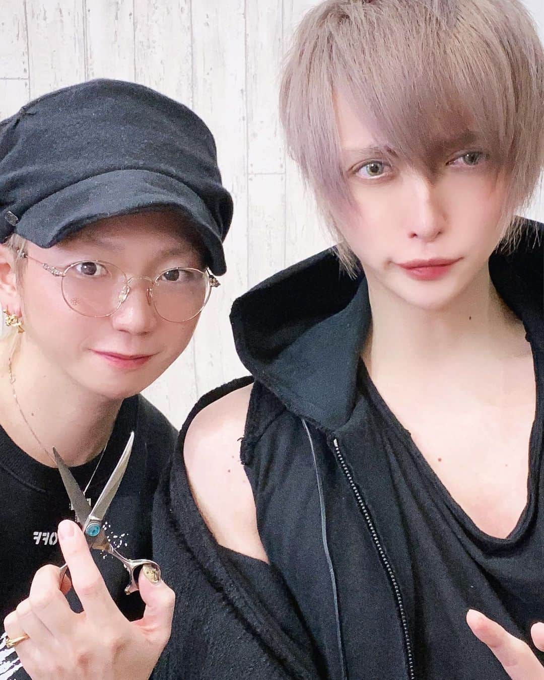 MiA のインスタグラム：「lapis かずやさんに @lapis_kazuya  ヘアカラーとカット、トリートメントしてもらって、あーす美容外科@earth_shinjuku_6481  さんで週一点滴してきました⚜️」