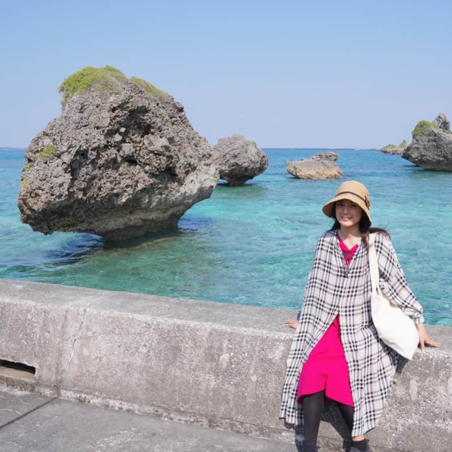 小林希さんのインスタグラム写真 - (小林希Instagram)「大神島のノッチと呼ばれる奇岩と。﻿ 根元が海水で浸食されて、きのこみたい。﻿ 島のあちこちには神様がいて、マップにある道以外は絶対に立ち入り禁止だと、島のガイドさんに言われました。﻿ 島全体は、穏やかで凛としていて、私はとっても気持ちよく過ごせました👌﻿ ガイドさんは島のホームページより予約してお願いしました。﻿ やっぱりガイドさんとめぐると、いろいろなことが知れて楽しかった！﻿ 大神島へ行く際には、オススメします😊﻿ ﻿ With strangely-shaped rocks known as “nocchi.” ﻿ Because the nocchi rocks continue to erode,it's like a mushroom.﻿ My guide told me that because there're many gods here and there, you are not allowed to enter except for roads on the map.﻿ This island was calm and commanding and I felt good.﻿ I asked the guide from home page of the island.﻿ I discovered new horizons and I really enjoyed it thanks to the guide.﻿ I recommend it when you go to Ogamijima island.﻿ ﻿ #大神島#宮古島#島旅#離島#miyako#ogamijimaisland #ilands」3月18日 20時02分 - nozokoneko