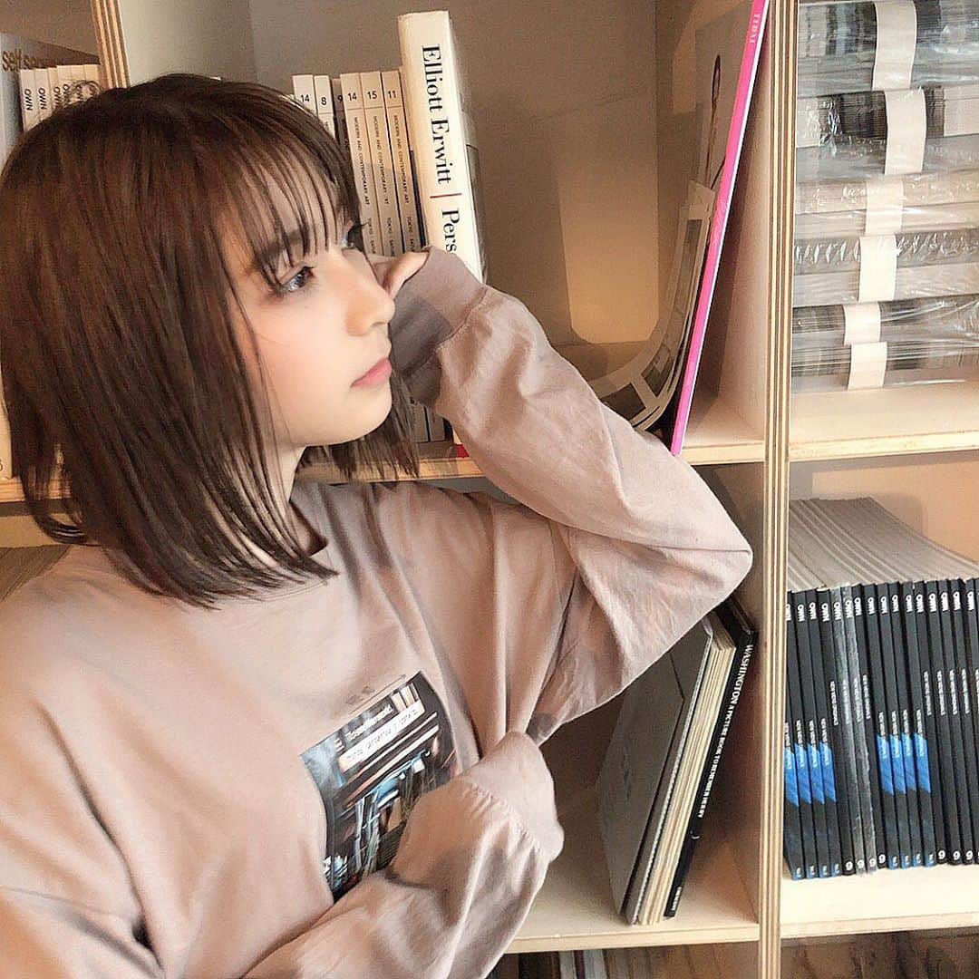 松岡菜摘のインスタグラム：「. . 撮影でお洒落な前髪にしてもらったんだけど この日雪が降ってて お仕事終わって街に溶け込むと ただの雪に降られた人みたいになってた。 オシャレムズカシイヨ⛄️ . #hairarrange #hairstyle」