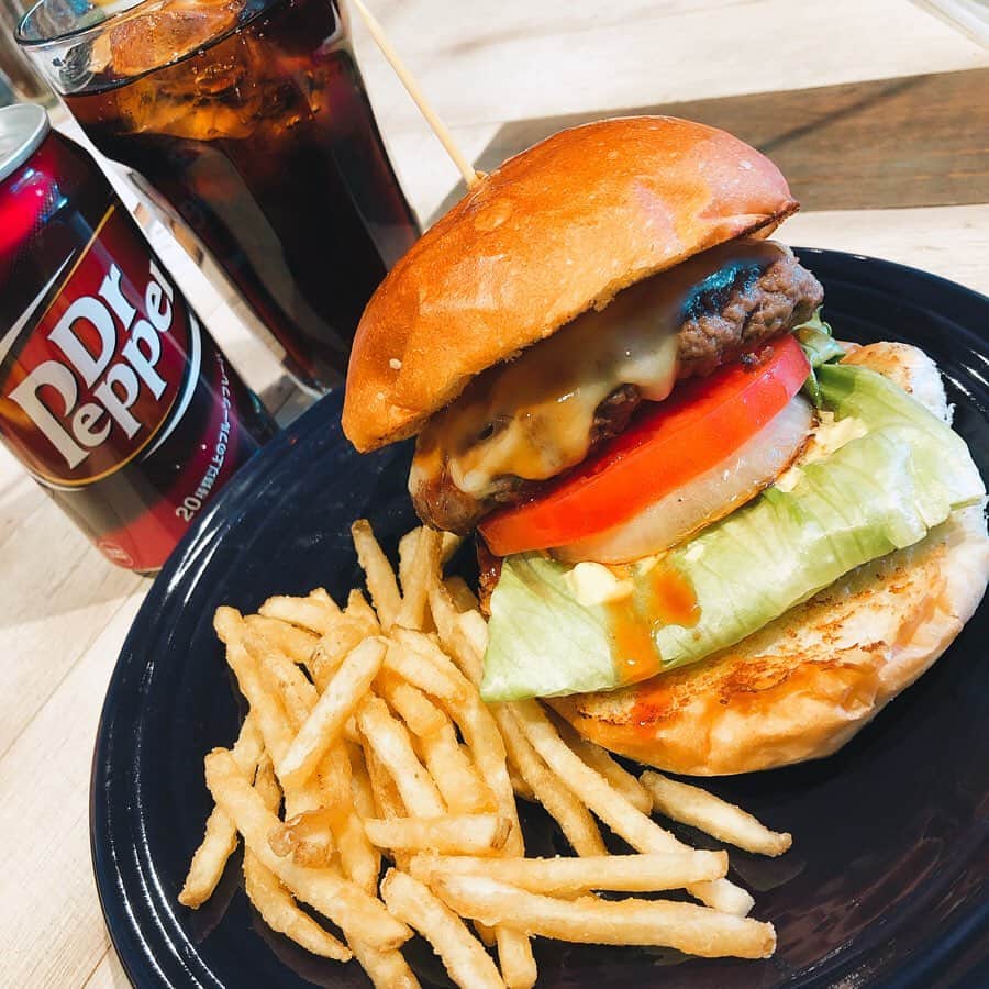 林茜実里さんのインスタグラム写真 - (林茜実里Instagram)「今日私が食べたものです。 たくさんのおめでとうのお言葉、本当に本当にありがとうございます🥺  #下北沢グルメ #ハンバーガー#hamburger #cafe #ジュース #ワッフルチキン #喫茶ネグラ」3月18日 20時06分 - amirihayashi_pimms