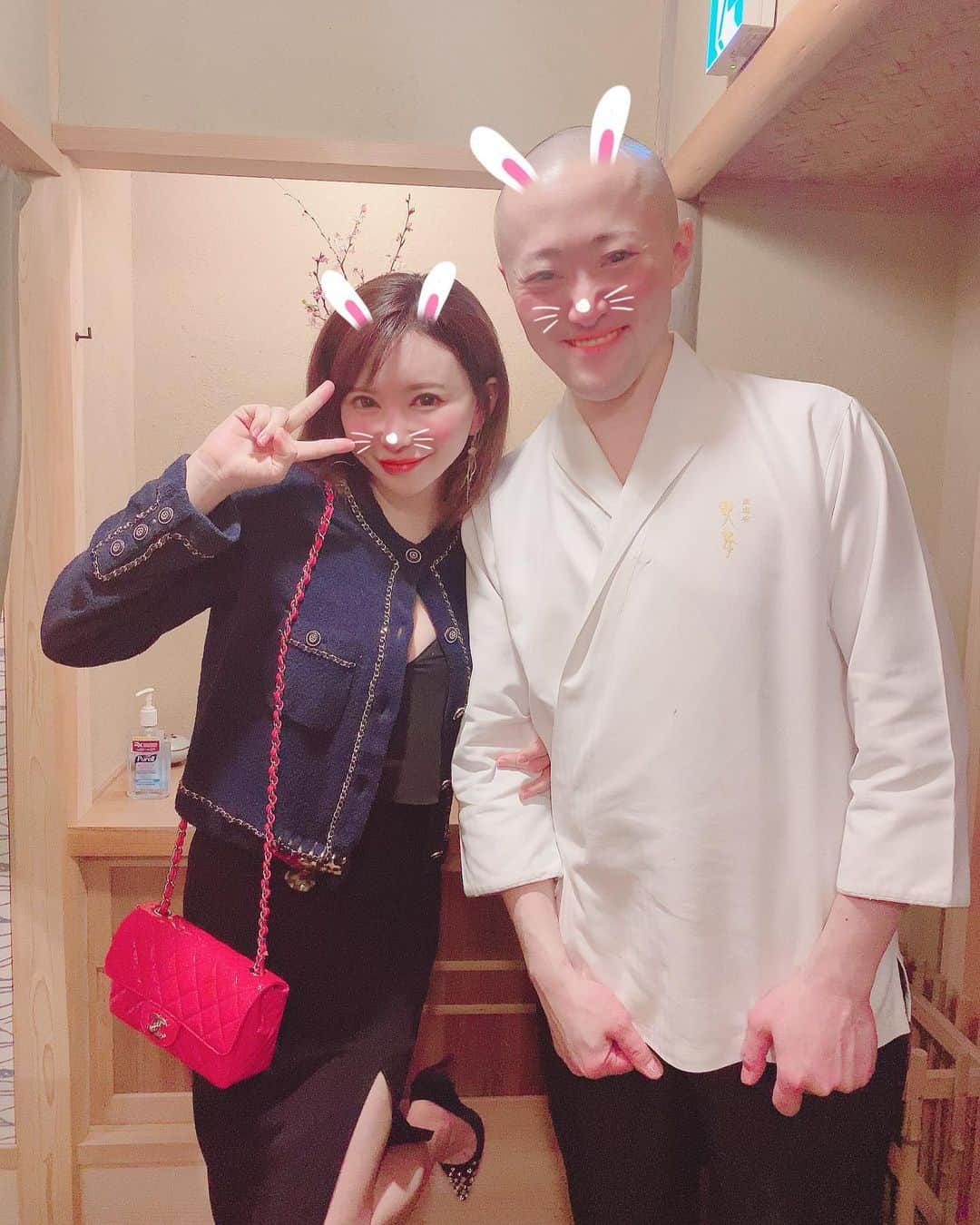 里美ゆりあのインスタグラム：「東麻布にある天本さん  本日の最高の思い出は関空サバと東京湾の鯛と初鰹が半端じゃなかった  それに合わせた鯛の白子とウニと塩辛の酒盗がめちゃめちゃ日本酒に合って最高でした\( ¨̮ )/ #天本 #東麻布 #寿司 #鮨 #日本酒」