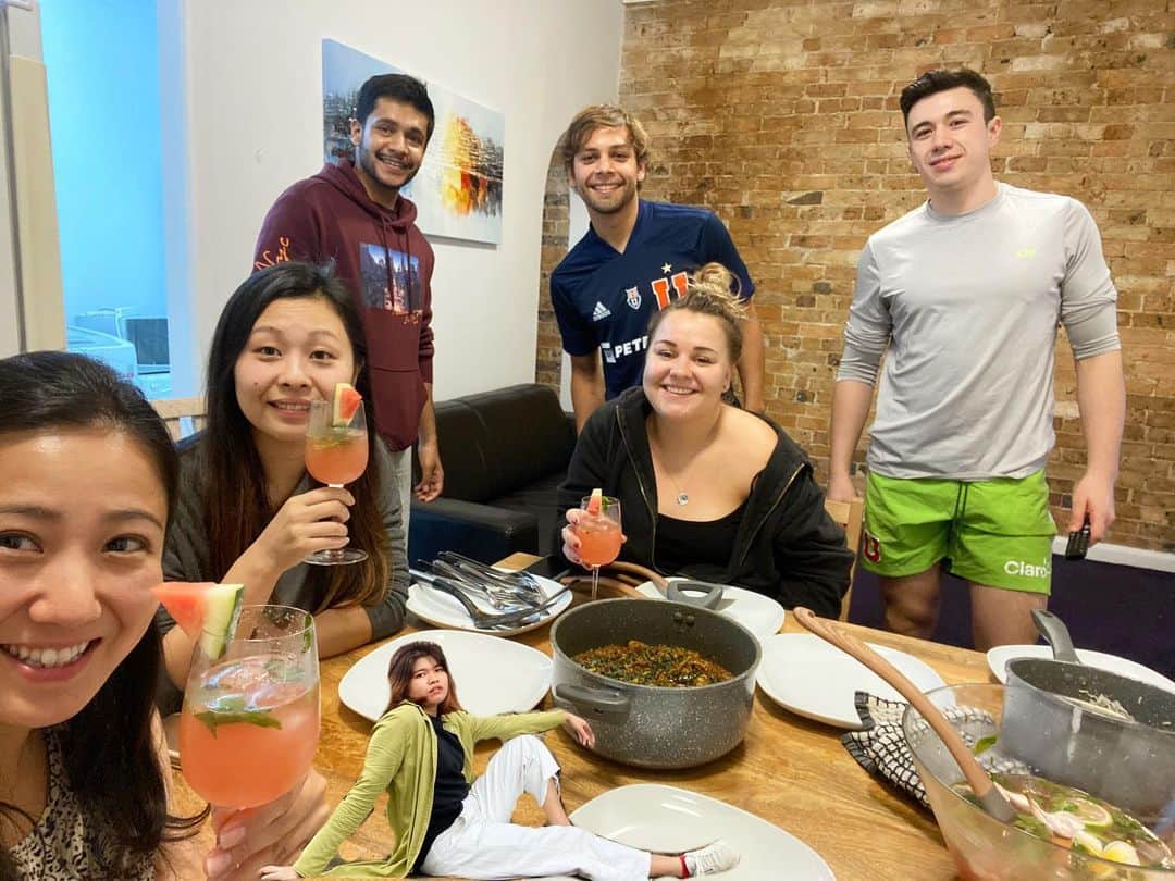 荒尾茉紀のインスタグラム：「きょうはインドの子が本場カレーとスイカカクテルを作ってくれました😊美味しかったな🎶コロナの影響で不安しかない日々だけど、皆んなのおかげで元気❗️ #sydney #留学 #indianfood #カレー #flatmates #フラットメイト #thankyou」