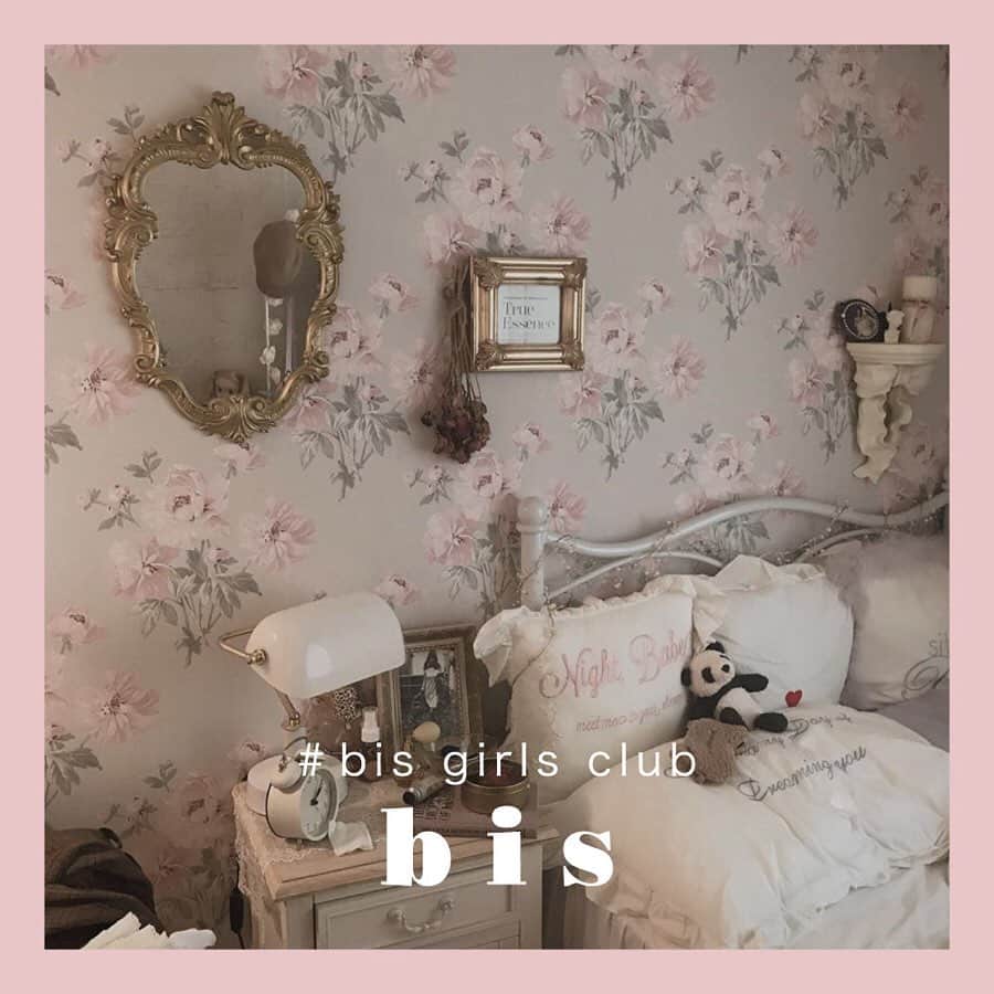 bis_web bis [ビス] さんのインスタグラム写真 - (bis_web bis [ビス] Instagram)「﻿ bis girls club﻿ ﻿ bisの世界観に共感するガールズコミュニティ、#bisgirlsclub がスタート❤︎3月号のテーマ、「夢」にちなんでメンバーたちのベッドルームを公開✨こだわりの詳細は誌面でチェックしてね❤️﻿ ﻿ ———————————﻿ bis girls clubメンバーを大募集﻿ ﻿ bisの世界観が好きでおしゃれやメイクに興味がある女の子たち、集まれ❤︎﻿ 定期的なアンケートや情報交換をして、bis誌面やwebの企画を作るサポートをしていただきます✨一緒にbisを盛り上げませんか？🌹﻿ ﻿ ☑︎応募条件﻿ ・18歳以上﻿ ・InstagramとLINEのアカウントをお持ちの方﻿ ・積極的にコミュニケーションが取れる方﻿ ﻿ ☑︎応募期間﻿ 4月30日（木）まで﻿ ﻿ ☑︎応募方法﻿ こちらからご応募ください。﻿ https://forms.gle/XFV2xs1i7Mbp3c496﻿ ﻿ ☑︎当選通知期間﻿ 5月11日（月）〜5月15日（金）﻿ ﻿ たくさんのご応募お待ちしております🌷﻿ ———————————﻿ ﻿ #bisgirlsclub #ビスガールズクラブ #ベッドルーム  #日々の暮らし #シンプルインテリア #シンプルライフ #インテリア #一人暮らし #一人暮らしインテリア #bis_web」3月18日 20時26分 - bis_web