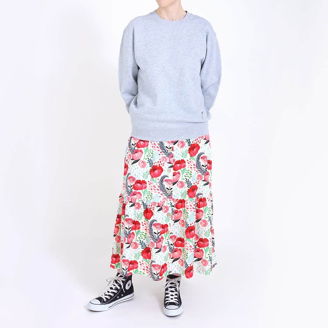 marbleSUD(マーブルシュッド) のインスタグラム：「春のオススメコーデをどどんとお届けに！その④は、春らしい華やかなスカートを、スペインのブランド「PEPALOVES」からチョイス。スウェットとスニーカーの合わせで大人カジュアルに。」