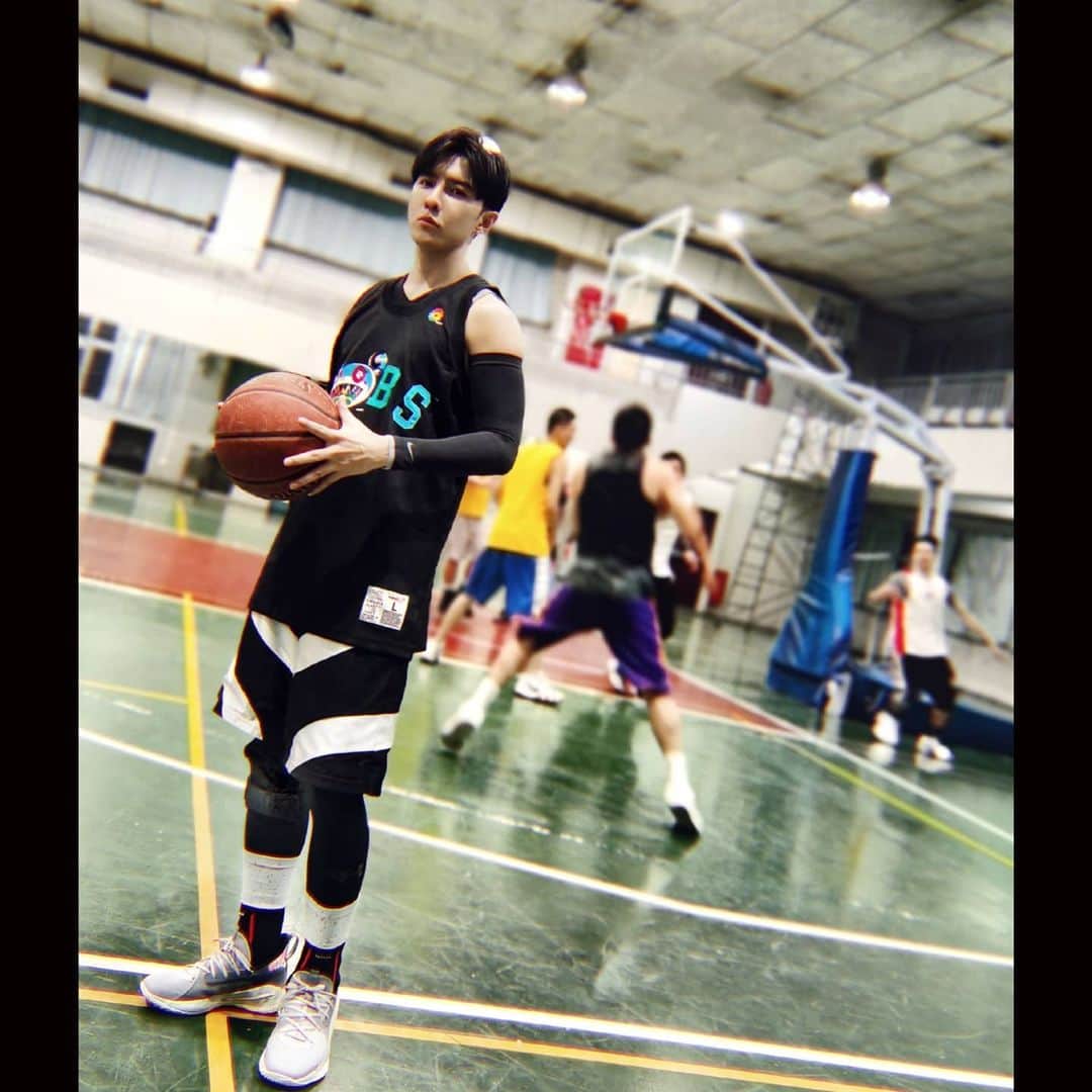 ダンソン・タンのインスタグラム：「練練投投動動🏀🏀🏀 #村上隆 #DT #HOTHEART #SEVENDAYS #唐禹哲 #takashimurakami #mitchellandness」