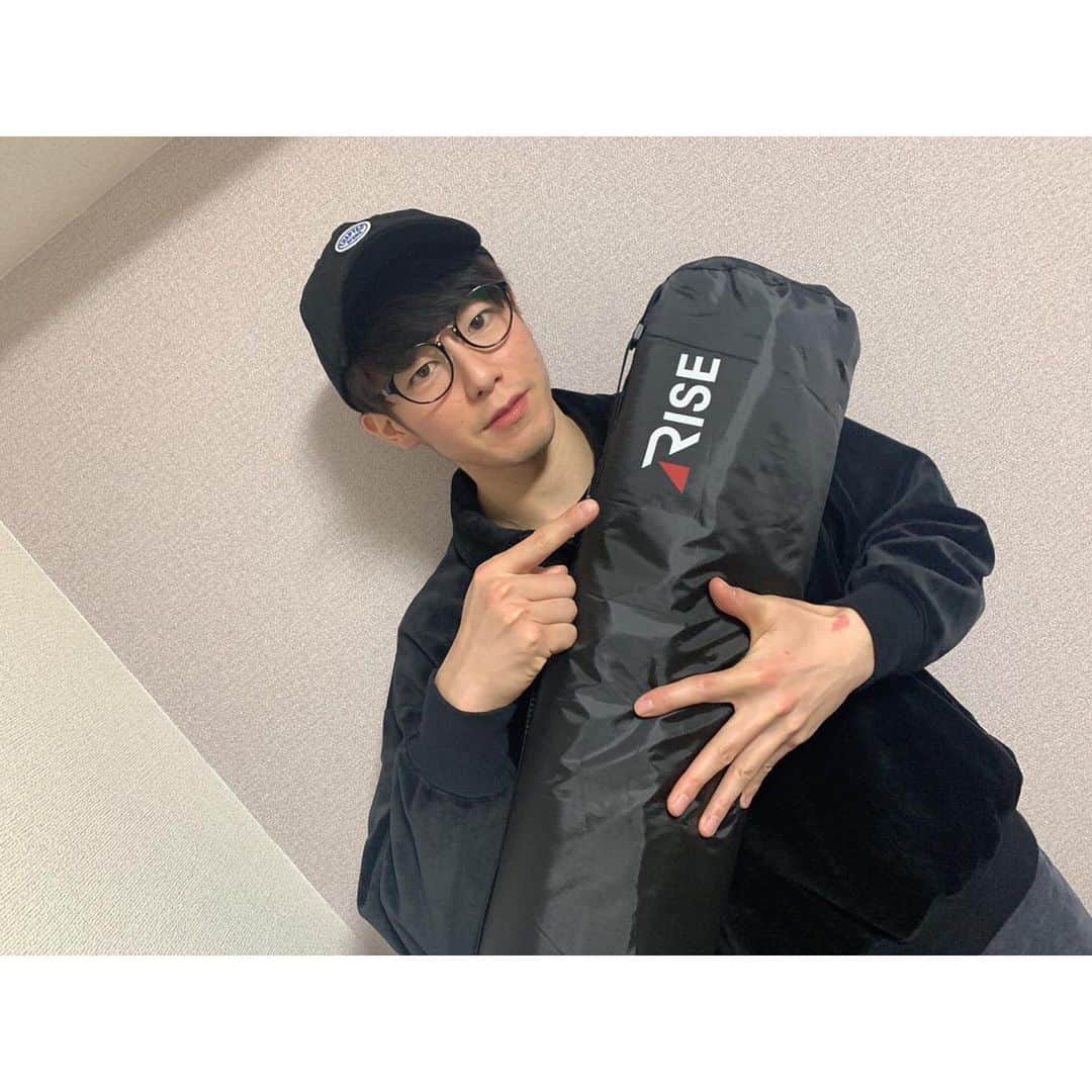 久保田雅人のインスタグラム：「→ RISEマットレス🙋‍♂️ 睡眠はとても重要なので皆さんもお試しあれ👍 → 寝起きもバッチリに😳 → #RISE #マットレス #キャップ男子 #メガネ男子 #睡眠を快適に #大分三好ヴァイセアドラー  #朝の目覚めがスッキリ」