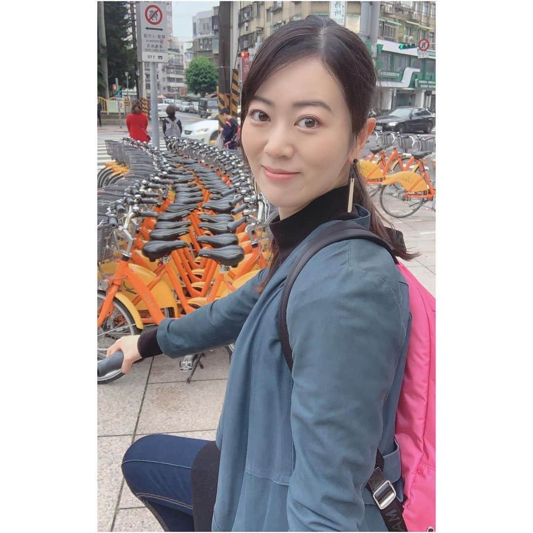 煌月爽矢のインスタグラム：「.﻿ .﻿ マネージャーさんが登録してくれて使えるようになった台湾のyoubike♡﻿ ﻿ どこに行くにもyoubikeステーションがあるから本当便利です！！！﻿ ﻿ 道がガタガタしてるし乗り心地はまぁまぁなんだけど…でも最近は愛用してます！﻿ 今朝は日差しが強くなかったので学校までyoubikeで行ってみました😊✨✨✨✨﻿ ﻿ ﻿ このパッとしてるリュックはりなさんがお誕生日にくれたもの。﻿ 学校生活にって…♡←私がリクエストしたんだけどw﻿ ありがとう、使ってます♡﻿ ﻿ ﻿ ﻿ 台湾も日本への渡航警戒レベルを引き上げて…﻿ 鎖国の様な状態。﻿ 私の周りでビジネスで台湾に来るはずだった方々も軒並み予定をキャンセルされていて異常事態を身近に感じます。﻿ 早く収束する事を願うばかり…﻿ ﻿ ﻿ 日本から海外に出られない時期だからこそ、少し海外の感じを皆様に楽しんでいただけたら嬉しいな。﻿ （動画、ちゃんと前見て運転してます！笑）﻿ ﻿ ﻿ 我的經紀人教我騎youbike的方法🛵♡﻿ 我的生活變得跟方便！我很高興😊﻿ 今天早上我騎youbike去了大學〜﻿ 早上的空氣很舒服😌﻿ ﻿ 我最喜歡這個背包﻿ 因為這個背包是彩星小姐送給我的♡﻿ ﻿ ﻿ #youbike﻿ #台湾生活﻿ #台湾﻿ #自転車﻿ #りなふぇいありがとう﻿ #リュック」