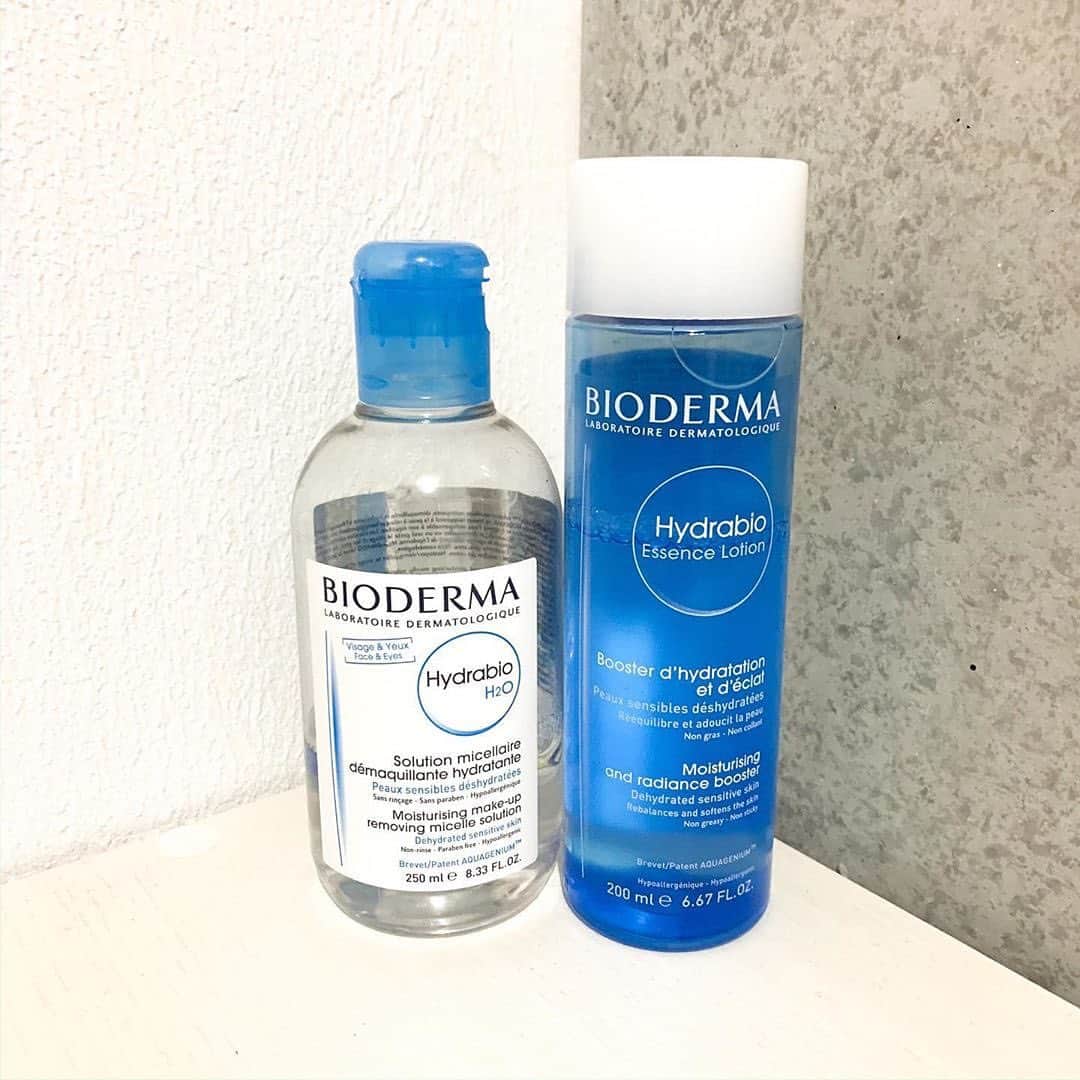 のインスタグラム：「. ササっと片手でメイクオフできる手軽さからリピーター続出🎶BIODERMA (ビオデルマ) エイチツーオー❗️﻿ しかもこれ一本で、メイク落とし＋洗顔＋潤いケア完了します✨﻿ フランスでは皮膚科で処方されているレベルなので、敏感肌の方でも安心して使えるはずですよ😼﻿ ﻿ ＜商品名＞﻿ BIODERMA エイチツーオー﻿ ﻿ photo by @mell.nn.cosme﻿ 素敵な写真をありがとうございます📸💕﻿ ﻿ ﻿ HowTwoでは、プレゼントキャンペーンを実施予定🎁﻿ ぜひ、@howtwo_tv をフォローしてね✨﻿ ﻿ また、HowTwoでは紹介するコスメを募集中💄﻿ #HowTwo もしくは @howtwo_tv でタグ付けしてね💕﻿」