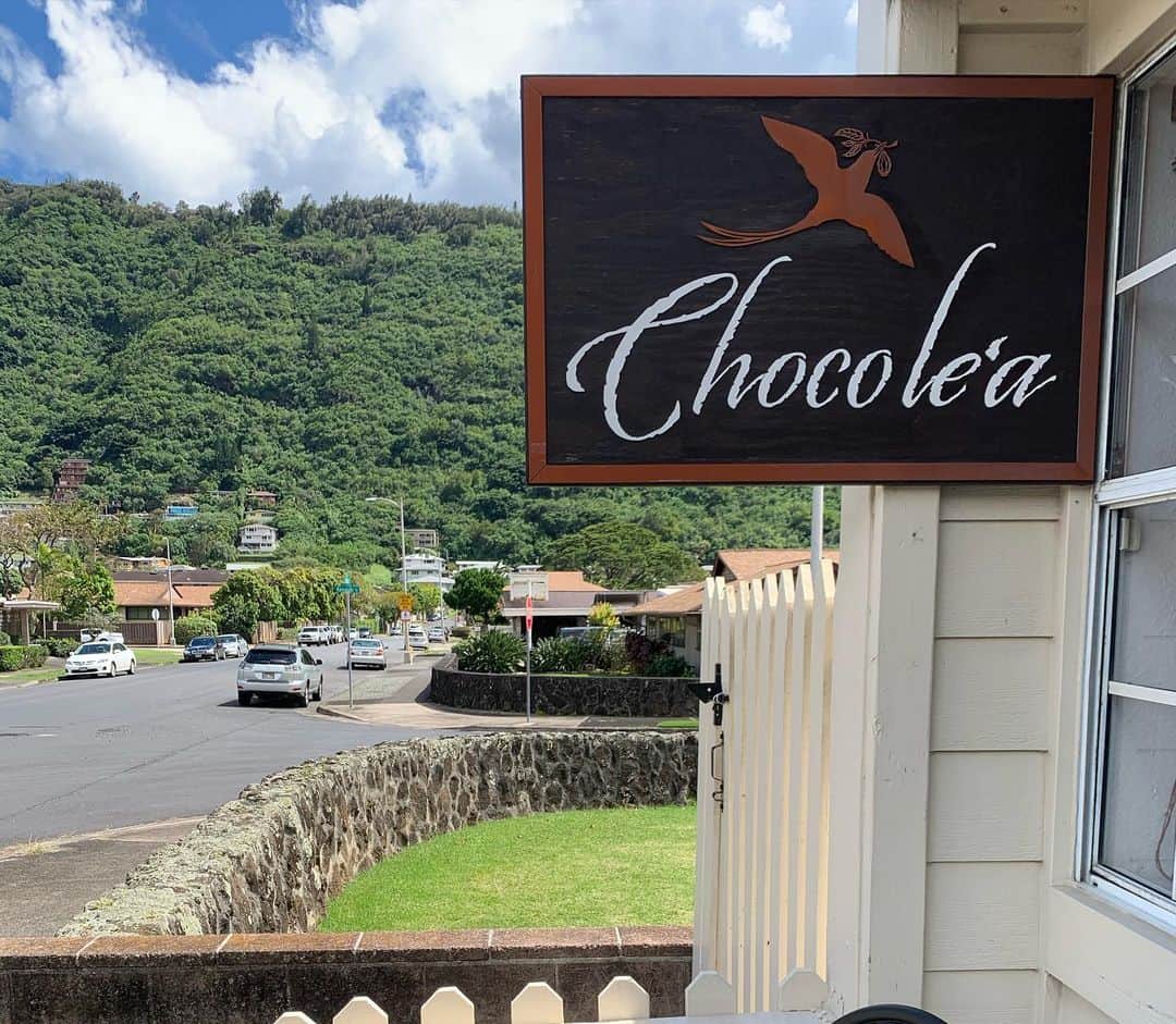 中林美和さんのインスタグラム写真 - (中林美和Instagram)「チョコレートが大好きな私。 マノアにあるチョコレート屋さんChoco le’a へ。 美味しくてお店もとっても可愛いの。 自分にもお友達にも、 お土産に沢山買いました♡ はああ、チョコレートをいくら食べても 太らない体が欲しい... . #chocolea#hawaii#manoa#ハワイ @chocoleahawaii」3月18日 20時58分 - miwanakabayashi