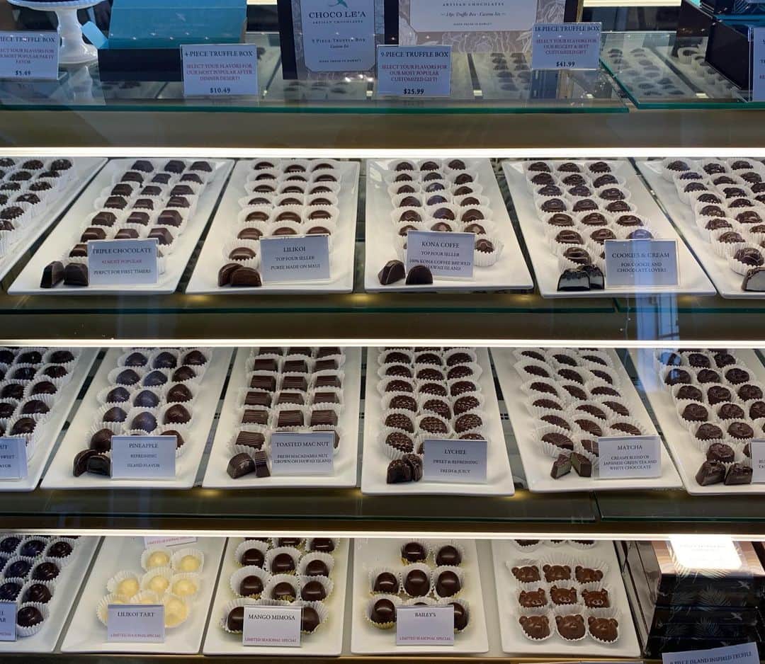 中林美和さんのインスタグラム写真 - (中林美和Instagram)「チョコレートが大好きな私。 マノアにあるチョコレート屋さんChoco le’a へ。 美味しくてお店もとっても可愛いの。 自分にもお友達にも、 お土産に沢山買いました♡ はああ、チョコレートをいくら食べても 太らない体が欲しい... . #chocolea#hawaii#manoa#ハワイ @chocoleahawaii」3月18日 20時58分 - miwanakabayashi