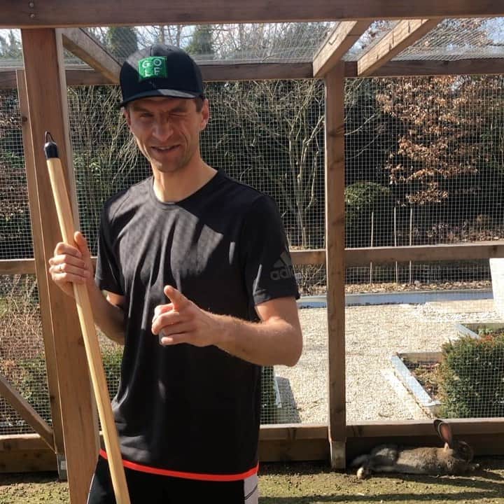トーマス・ミュラーのインスタグラム：「Stay at home 😎🏡@leon_goretzka was machst du so zuhause ? #WirbleibenZuhause #undwasmachstdusozuhause? #together #staypositive #esgibtimmerwaszutun🥕🥕」