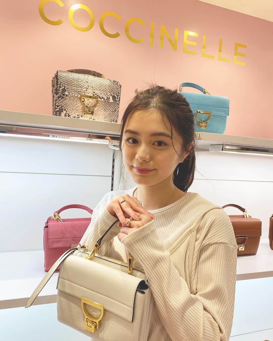 紺野彩夏さんのインスタグラム写真 - (紺野彩夏Instagram)「Thank you... #coccinelle #コチネレ @coccinellejapan」3月18日 21時03分 - ayaka_konno_official