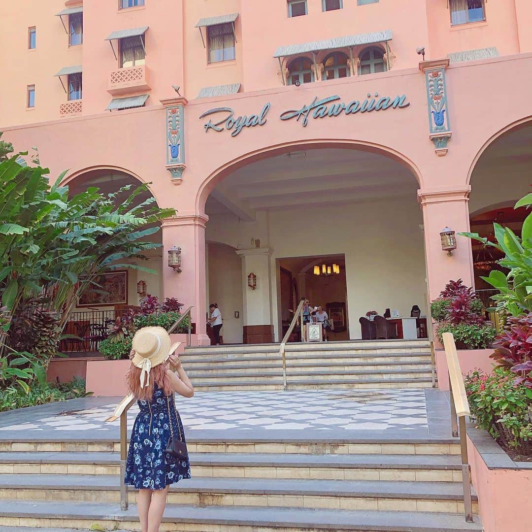 cherieのインスタグラム：「Pink Palace🏩 ロイヤルハワイアンセンターを抜けてふらーっと遊びに行くのが好き！ ここの朝ごはんも美味しくてお気に入り🌺     #karin_trip🌐 #ハワイめも #ハワイ旅行 #ロイヤルハワイアンホテル #ピンクパレス #スウィートインスタ」