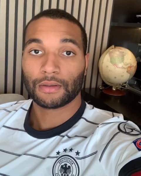 ヨナタン・ターのインスタグラム：「Hallo Deutschland, der Fußball steht momentan still -  die Gesundheit der Menschen und die Eindämmung des Virus über allem. Wir sehen aber, dass einige von euch nicht stillstehen, nicht stillstehen dürfen. Wir sehen Euren Einsatz und das Engagement da draußen. Wir sehen, wie Ihr Euch gegenseitig unterstützt, Euch gegenseitig helft. In den Krankenhäusern, den Altenheimen, in den Supermärkten und den Treppenhäusern, von Nachbar zu Nachbar. Das ist großartig! Nie war Solidarität wichtiger als heute. Wir als Mannschaft wollen unseren Teil beitragen und helfen. Deshalb haben wir uns entschieden, 2,5 Mio. Euro als Soforthilfe zur Verfügung zu stellen. Jede Geste, jede Hilfe zählt. Wir alle sind mehr gefordert denn je. Bleibt gesund und passt auf Euch auf! Eure Mannschaft  @dfb_team @wirhelfen.eu」