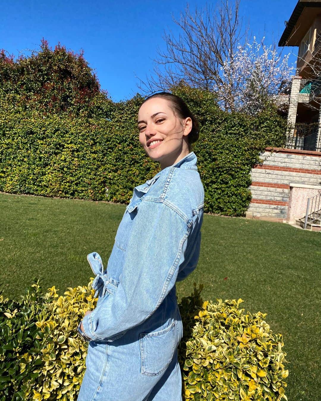 Fahriye Evcenのインスタグラム：「🏡💙」