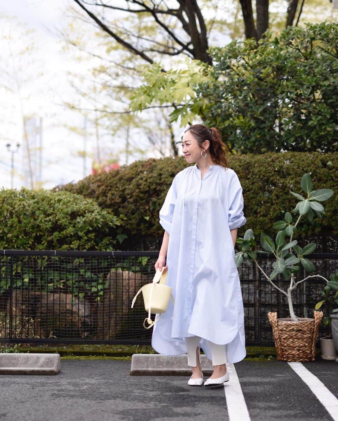 Keikooooooのインスタグラム：「コーデ🍋 この時期使える、ラフに着れるシャツワンピ♡ 少し寒かったので、厚手のロングガーデを羽織ってぬくぬくでした☀️ 夏は水着の上から羽織りたいな~⛱ ． shirt one-piece @fromfirstmusee #fromfirstmusee cardigan @dolce._official shoes @donobanweb #donoban bag @ayako_bag #ayakobag #code #musee #ギャザーシャツワンピース  #ママコーデ #女の子ママ #シンプルコーデ #ootd」