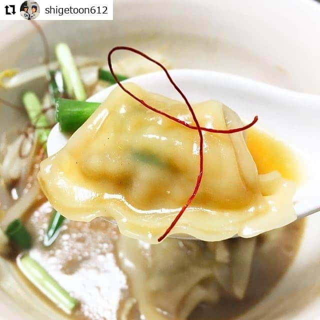 みまつ食品 餃子工房RON ひとくち餃子とキャベツサイダーさんのインスタグラム写真 - (みまつ食品 餃子工房RON ひとくち餃子とキャベツサイダーInstagram)「餃子工房RONのアンバサダーをしていただいている @shigetoon612 様がご投稿してくださいました✨⁣ ⁣ 「一口生餃子」です😋⁣ ⁣ とんこつスープに入れてくださいました✨⁣ 焼き餃子とは違った、トロっとした皮の食感が楽しめます！⁣ 身体の中から温まるスープがとっても美味しそうです😊⁣ ⁣ @shigetoon612 様、素敵なご投稿ありがとうございます🍀⁣ ⁣ #Repost #リポスト #ありがとうございます #前橋餃子 #ロン餃子 #餃子工房RON #みまつ食品 #餃子 #焼き餃子 #餃子好き #餃子スープ #餃子パーティー #餃子フェス #餃子部 #餃子大好き #餃子にビール #時短ごはん #あったかごはん #おうちごはん #夕飯 #餃子屋 #デリスタグラム #料理好きと繋がりたい #料理 #料理写真 #料理好き #生餃子 #一口生餃子 #とんこつ豆腐 #餃子アレンジ⁣ ━･･━･･━･･━･･━･･━･･━⁣ #Repost @shigetoon612⁣ ━･･━･･━･･━･･━･･━･･━⁣ ⁣ 【餃子アンバサダー2】⁣ 一口生餃子inとんこつ豆腐⁣ ⁣ 前橋にある餃子の銘店⁣ @mimatsu_gyouzakoubou_ron⁣ 「餃子工房RON」（みまつ食品）からinstagramにおいて、⁣ 「餃子アンバサダー」の任命を受けた。⁣ ⁣ 届けてもらった「一口生餃子」。⁣ ごちそうさま。ありがとう⁣ 今日は普段よく作る、⁣ とんこつラーメンならぬ。⁣ とんこつ豆腐に入れてみた。⁣ ⁣ 一口餃子。⁣ 餡がしっかり。⁣ ジューシーでトロトロ⁣ たまらん感じ⁣ うますぎだー⁣ ありがとうロンさん」3月18日 12時14分 - mimatsu_gyouzakoubou_ron