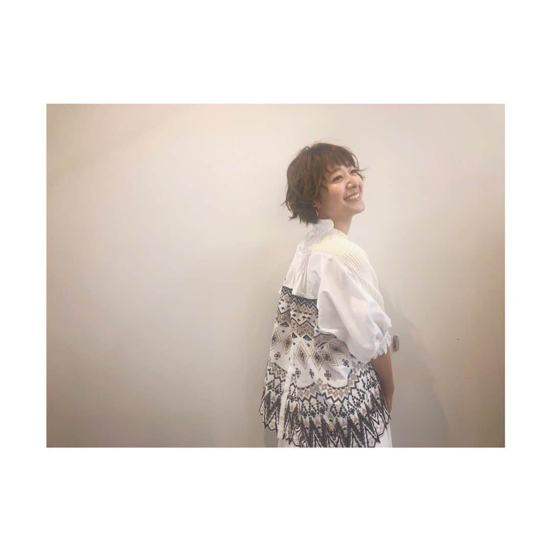 吉田明世さんのインスタグラム写真 - (吉田明世Instagram)「and GIRL @andgirl_jp  4月号に私服でちょこっとお邪魔してます🙋‍♀️ 絵理奈さんのお隣で嬉しかった☺️ 20ページにわたるアナウンサー特集だそうです！ #andgirl #髪の毛くるくるにしてもらった #ママママ👧 #と指差してくれる娘 #最近テレビなどでも気付いてくれるようになりました🥰」3月18日 12時21分 - akiyo0414