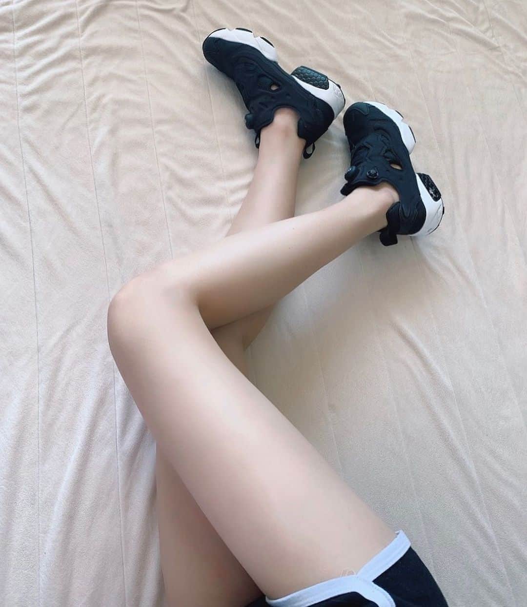 のインスタグラム：「お‪ꫛꫀꪝのポンプフューリーを頂いた〜👼🌟 とっても嬉しい！ずっと欲しくって買うタイミングがなかなかなくて🤦‍♀️ スタイリッシュなデザインだからスキニーとかに合わせれそう！ . . たくさんこの靴で走る！w 大切にするーっ♡ . . . . #ポンプフューリー #藤川らるむ #らるむぅの脚スタグラム  #脚スタグラム #脚 #美脚 #脚トレ #脚やせチャレンジ #脚やせトレーニング #ポンプフューリー女子 #reebok女子 #ポンプフューリー黒」