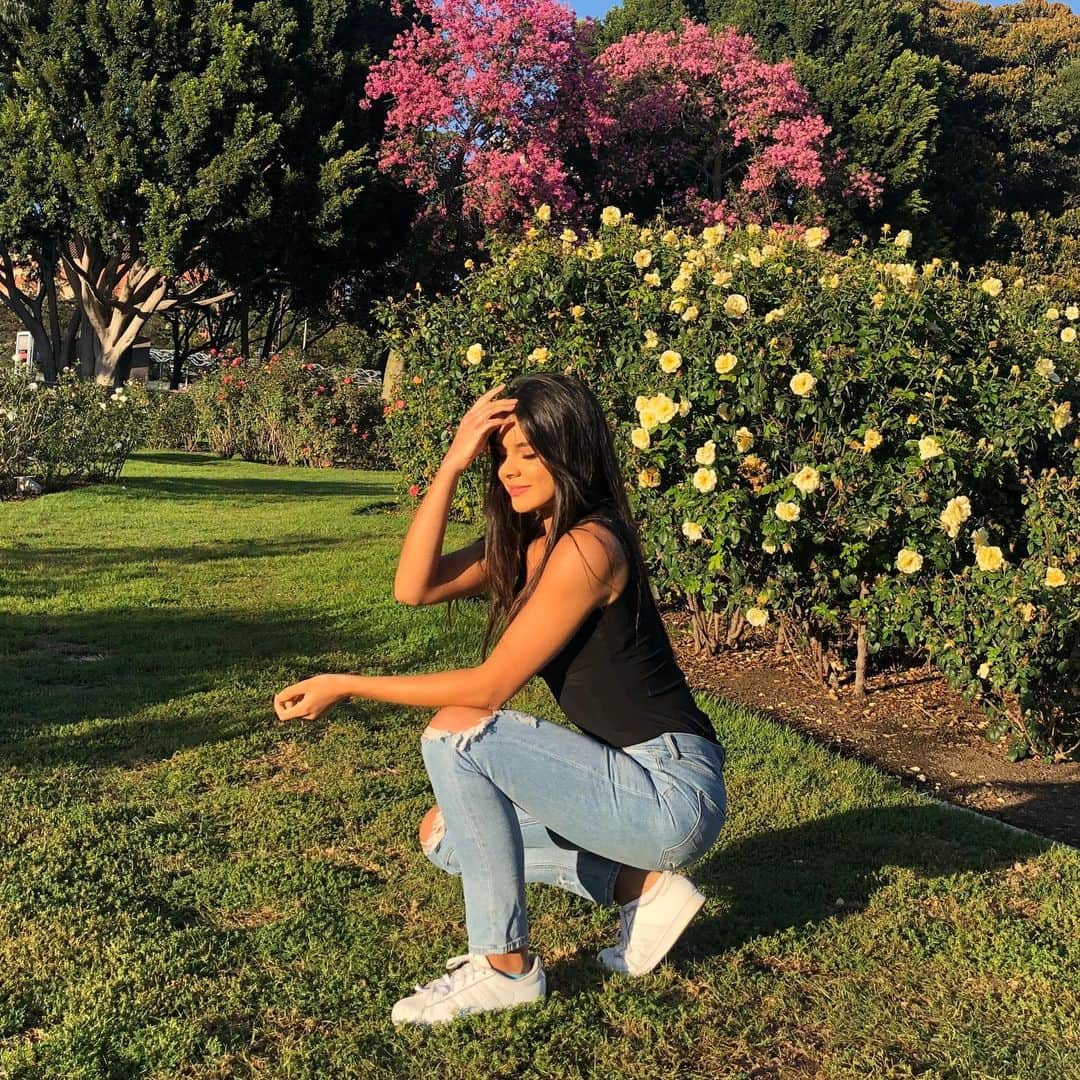 パオラ・ポーリンのインスタグラム：「Really missing simple moments like this ❤️🌺 .. - This pandemic may also be a time to reflect that we may be just going, going and pushing without appreciating, the world we live in, our health and our loved ones !❤️. I really want to invite everyone to take a step back, stay calm, don’t complain, help others specially older people and only buy the necessary so other people can supply for their needs as well. - I am in Los Angeles, if you or someone you know doesn’t have a way to go and buy groceries for themselves or their kids, please dm me I’m happy to help and go and buy them for you. And if you are in a position to help .. please do ❤️🙏. -  Realmente extrañando momentos tan simples como este ❤️🌺 .. - Esta pandemia también puede ser un momento para reflexionar,  que podemos estar yendo, yendo y empujando sin apreciar el mundo en que vivimos, nuestra salud y nuestros seres queridos! ❤️. Realmente quiero invitar a todos a que hagan una pausa, mantengan la calma, no se quejen, ayuden a otros, especialmente a las personas mayores y solo compren lo necesario para que otras personas también puedan suplementar sus necesidades. - Estoy en Los Ángeles, si tú o alguien que conoces no tienen una manera de comprar comida para ellos o sus hijos, por favor mándenme un dm, estoy feliz de ayudar y comprarlos para ti. Y si estás en condiciones de ayudar ... hazlo ❤️🙏」