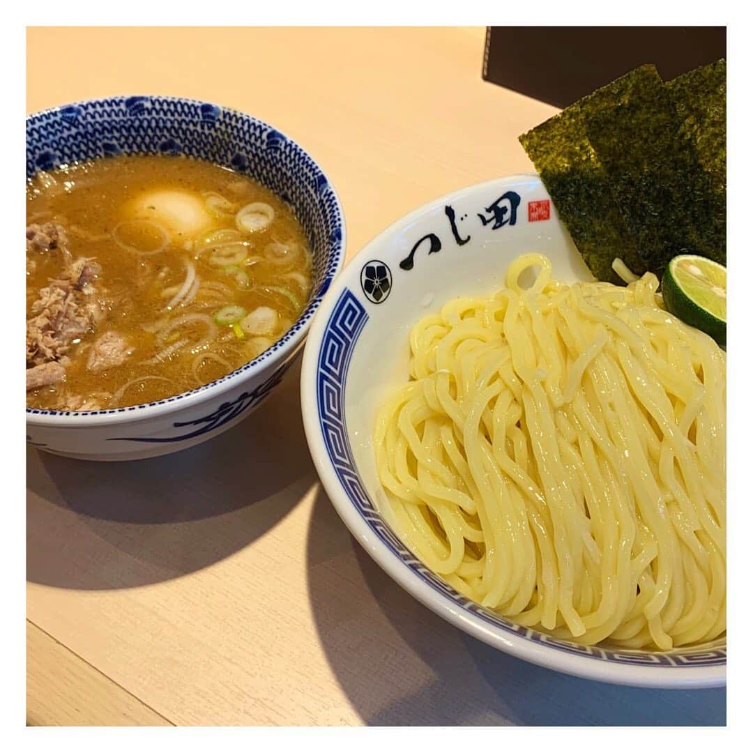 のインスタグラム：「[つじ田 渋谷フクラス店] : 🚉最寄り駅:JR山手線渋谷駅西口から徒歩2分 : 📍住所:東京都渋谷区道玄坂1-2-3 渋谷フクラス1F  あのつじ田がついに渋谷にオープン！  つけ麺は濃厚なつけダレに かぼすの酸味で変化をきかせて最後まで楽しめます✌︎ : 半熟味玉が美味しすぎるのでオススメです🥺 : 🕰営業時間:11:00〜23:00 : 🌟オススメ:濃厚味玉つけ麺  #ハッピー #デート #デートなう #2人の世界 #カップル #恋したい #福岡 #東京  #東京ラーメン #渋谷ラーメン #ラーメン #つけ麺 #つじ田 #おしゃれさんと繋がりたい #カフェ好き #カフェ好きな人と繋がりたい #グルメ女子 #フォトジェニックフード #カフェ部 #グルメ部 #デートで行きたい🎀#gofun🍽」