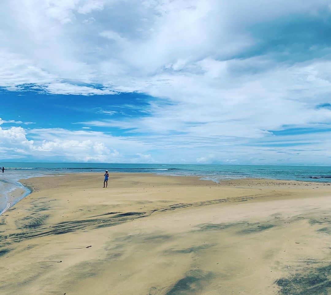 キャサリン・メーニッヒのインスタグラム：「48 hours ago I was in the most beautiful place in the world. With our  news changing by the hour, it was sheer pandemonium in trying to get back to America from the most remote area that you can imagine as soon as possible. Long story short it was the most insane 24 hours I have ever experienced. I hope everyone who is/was away from  home have gotten back safely or is in the process of getting there. My gratitude runs deep for the people we encountered on the way who helped us. From Carrie at American Airlines to @helenatrancoso, Marcos, my magical in-laws and everyone in between. Most of all I am so insanely grateful to my wife. If it wasn’t for her perseverance, logic and lighting fast producer problem solving, we wouldn’t be home now fully quarantining ourselves.  Brasil I love you.  Stay safe, stay healthy, and stay home everyone.」