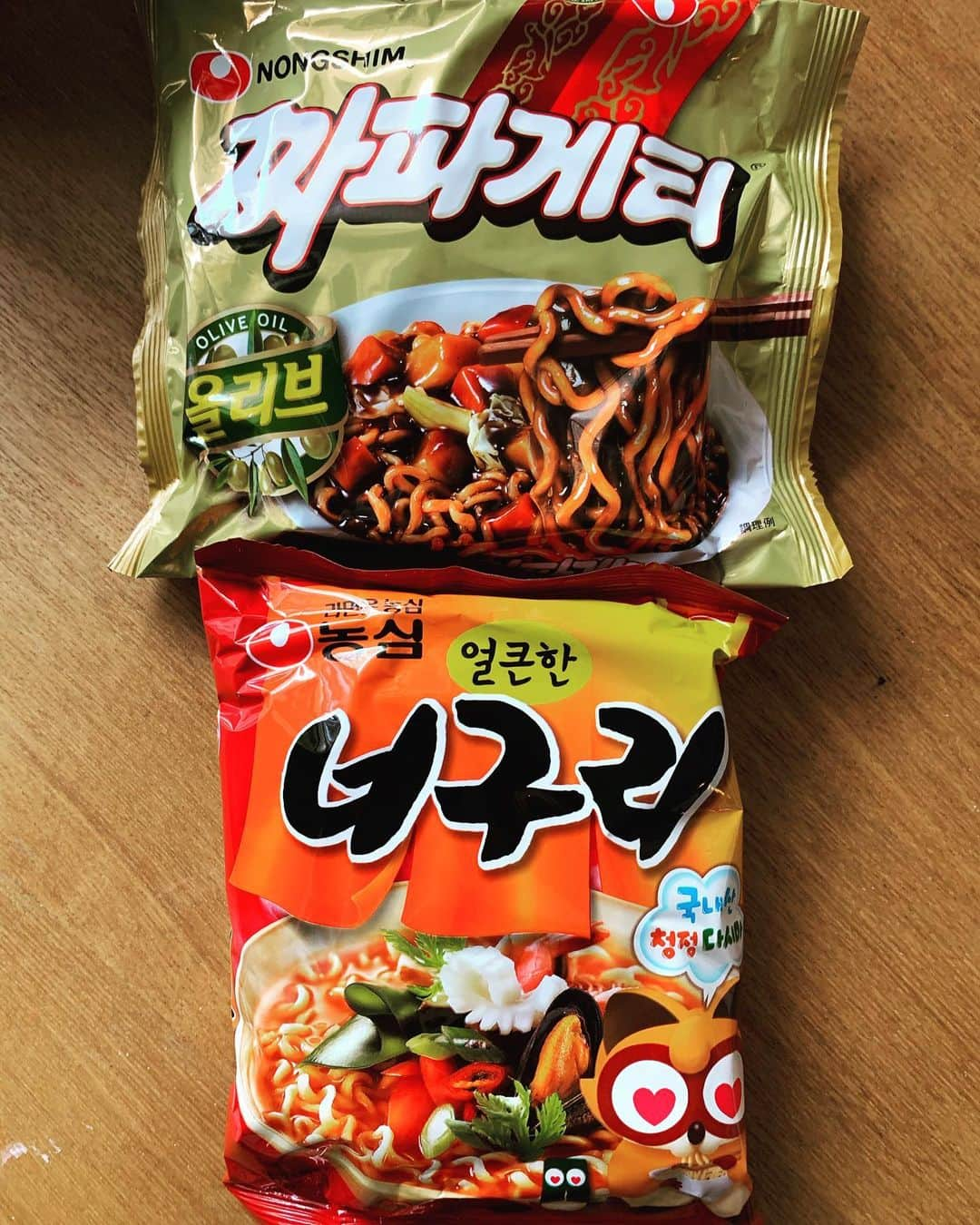 鈴木砂羽さんのインスタグラム写真 - (鈴木砂羽Instagram)「遅ればせながら パラサイト麺作ってみました🤗 その名も「チャパグリ」  一袋110円くらいの ノグリとチャパゲティっていう インスタント麺をそれぞれ一袋づつ、 鍋に投入して、 4分ほど茹でて 付属のソースに絡めるだけ。 でもここで絶対外せないやつ、 このジャンクフードには 「牛肉の角切り」が入ってないと 映画の雰囲気でないのよね。 家に冷凍しといたオージービーフの 肩ロースステーキ肉があったので、 ワタシはそれを焼いて入れてみました🤗  映画のあのシーンを思い浮かべつつ いざ実食。 おー、ジャージャー麺だ。うま辛い。 二種類の太麺がいいね。 お肉にソースが馴染んでいい感じ♬  と、ご機嫌で食べながら 袋の裏面を見ると なんと一袋612kcalもあるでないの！！ いろいろと背徳的な麺だわぁ、、、😽 #パラサイト半地下の家族  #チャパグリ #ジャージャー麺 #ノグリ #チャパゲティ #作りたかったシリーズ  あとね、、 8分では作れなかったワタシ！ そうするともーきっとヤバイよね！！🤣」3月18日 12時35分 - bombon_sawa