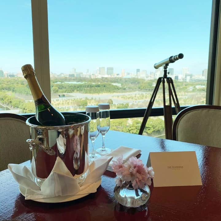 The Peninsula Tokyo/ザ・ペニンシュラ東京さんのインスタグラム写真 - (The Peninsula Tokyo/ザ・ペニンシュラ東京Instagram)「本日は気温が上がって、春日和ですね。ゆっくりとお散歩を楽しんだあとは、お部屋でリラックスタイム。皇居外苑を眺めながら、シャンパンで乾杯はいかがですか🍾⠀ Our Deluxe Suites offer panoramic views of Tokyo's remarkable Imperial Palace. Throw in some bubbly, and what more can you ask for?⠀ ⠀ #ペニンシュラ東京 #ラグジュアリー #ホテル #桜 #ホテルステイ ＃おこもりステイ #thepeninsulatokyo #luxuryhotel  #forbesfivestarhotel #hotelstay #luxuryvacations #luxuryhotelexperience #luxuryexperience #hotellifestyle #fivestarservice #fivestarhotels #fivestarhotel #beautifulhotelrooms #travelers #beautifuldestinations」3月18日 12時36分 - thepeninsulatokyo