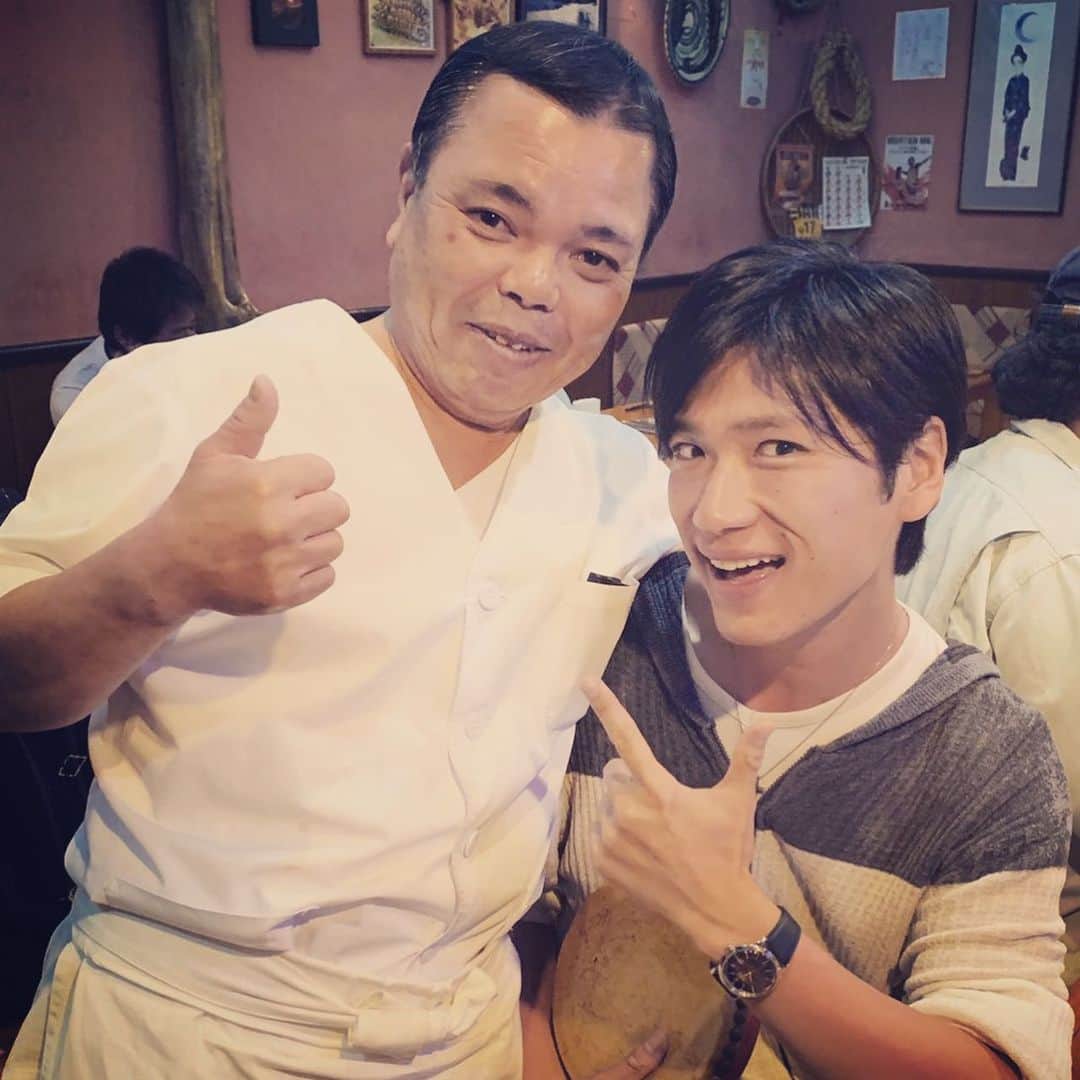 有馬芳彦のインスタグラム：「導かれ、歓迎され、確信した旅でした。  大将は相変わらず素敵なダディ！最高の夜でした。🌙 スピリチュアルな事が自分自身に起こるのは初めて。納得した。そして、迷いが完全に消えました。本当、鳥肌ものでした。最初から最後まで。 あぁあってなったことと言えば、バスの時間を見誤ったことくらい。笑  #沖縄 #那覇 #旅 #久高島 #斎場御嶽 #祈り #導き #払拭 #歓迎 #スピリチュアル #蝶 #猫 #波の上 #天候 #晴天 #3月の日焼け #油断した #シャワー痛い #JAL #パワーラウンジ #SKYALE #仲間 #パートナー #幼馴染 #見届け人 #人徳 #人脈 #酔っ払い」