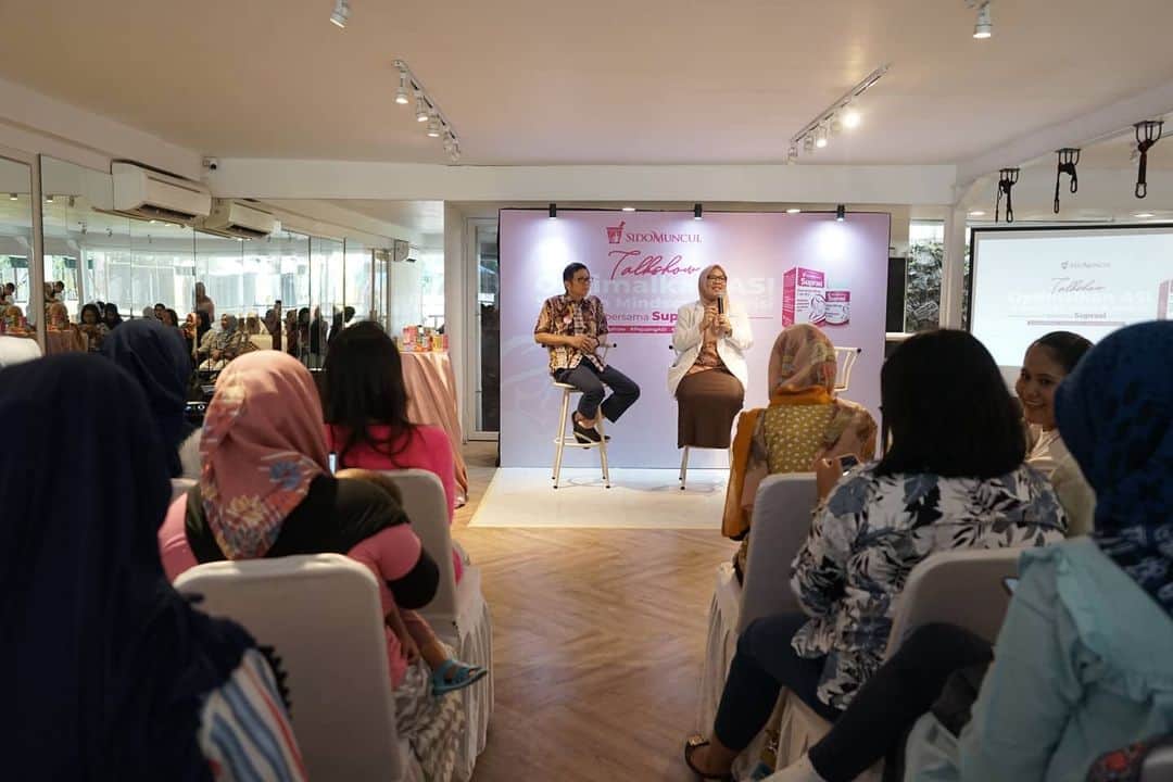 のインスタグラム：「Hi beautynesian! Swipe left buat intip keseruan acara Suprasi bersama @sidomunculnatural yuk! Talkshow kali ini tentang Cara Mengoptimalkan ASI, Siapkan Mindset dan Nutrisi, yang diadakan di Sana Kith & Kin. Dihadiri oleh dokter laktasi yaitu dokter @ameethadrupadi sebagai pembicara. Selain itu juga hadir perwakilan dari Sido Muncul yaitu Bapak Boejoeng Mulia, yang menjelaskan tentang manfaat produk Suprasi yang dapat membantu meningkatkan produksi ASI. Produk Suprasi ini juga sudah bisa dikonsumsi saat usia kandungan mulai dari 7 bulan.  Sampai jumpa di acara berikutnya!  #Beautynesia #BeautynesiaID #Suprasi #Sidomuncul #ASI」
